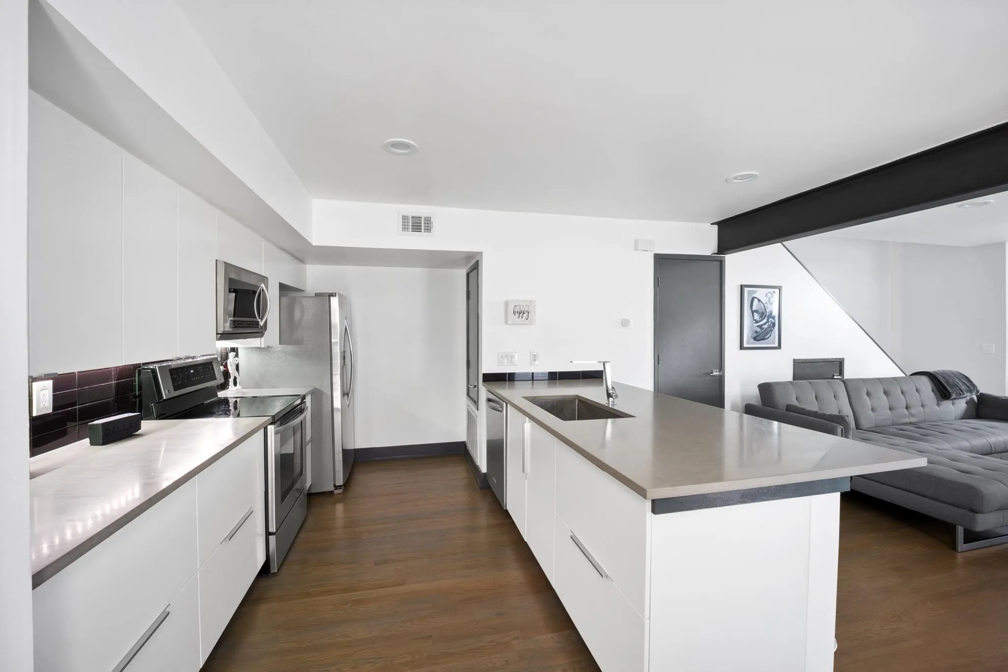 Condominium For Sale in Dallas County , 4134 Travis Street 11, Dallas, Texas 75204, 1 Bedroom, 2 Bathroom, 1 Garage spaces, 975 Sqft, built in 1958, Preowned, mls#21070405, Real Estate Agent in Dallas, Homes For Sale in Dallas county, Homes For Sale in Dallas, Realtor in Dallas Texas, Real Estate Brokerage Independent Realty Texas, Luminita Cordes Realtor