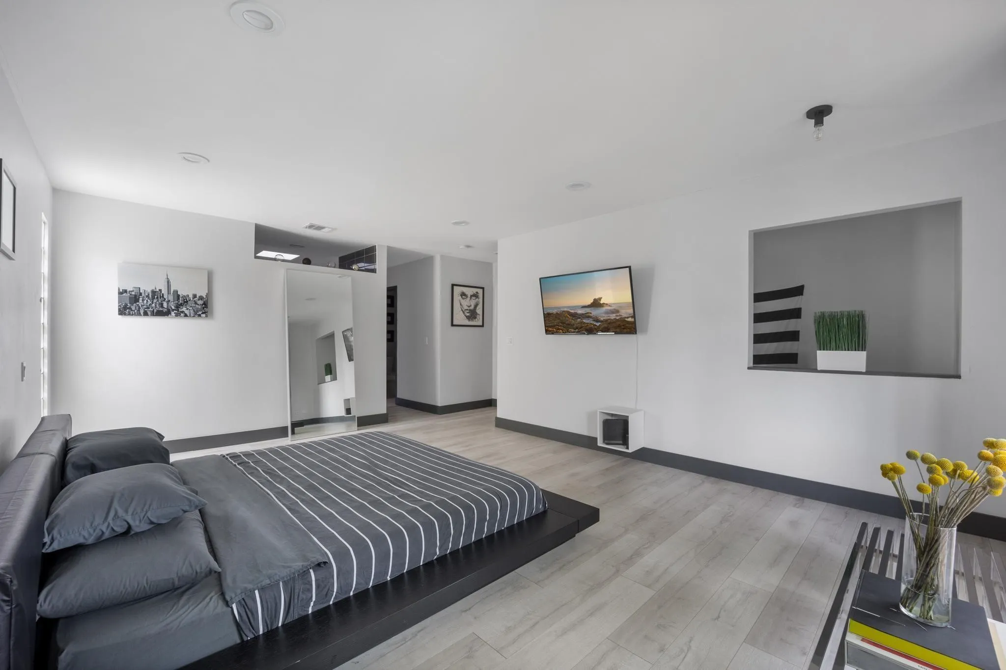 Condominium For Sale in Dallas County , 4134 Travis Street 11, Dallas, Texas 75204, 1 Bedroom, 2 Bathroom, 1 Garage spaces, 975 Sqft, built in 1958, Preowned, mls#21070405, Real Estate Agent in Dallas, Homes For Sale in Dallas county, Homes For Sale in Dallas, Realtor in Dallas Texas, Real Estate Brokerage Independent Realty Texas, Luminita Cordes Realtor