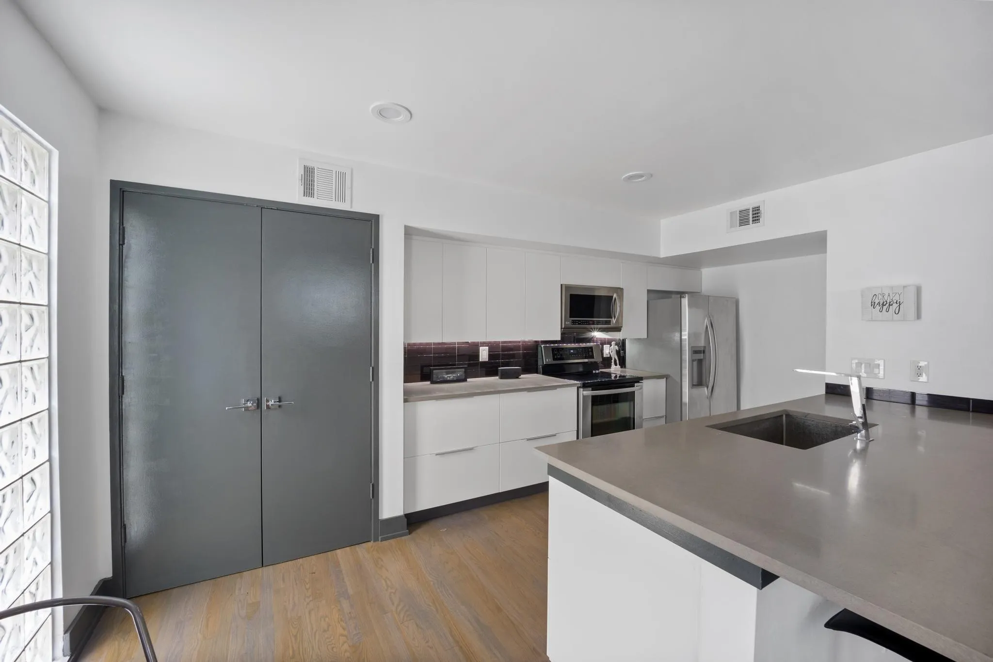 Condominium For Sale in Dallas County , 4134 Travis Street 11, Dallas, Texas 75204, 1 Bedroom, 2 Bathroom, 1 Garage spaces, 975 Sqft, built in 1958, Preowned, mls#21070405, Real Estate Agent in Dallas, Homes For Sale in Dallas county, Homes For Sale in Dallas, Realtor in Dallas Texas, Real Estate Brokerage Independent Realty Texas, Luminita Cordes Realtor