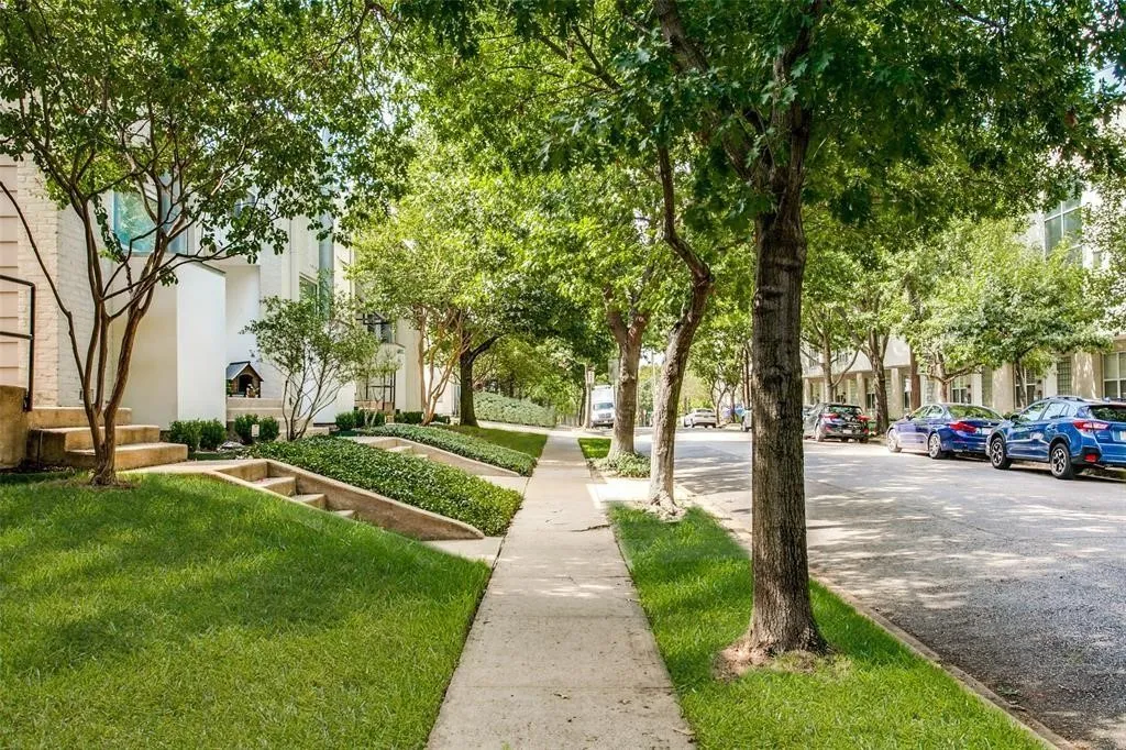Condominium For Sale in Dallas County , 4134 Travis Street 11, Dallas, Texas 75204, 1 Bedroom, 2 Bathroom, 1 Garage spaces, 975 Sqft, built in 1958, Preowned, mls#21070405, Real Estate Agent in Dallas, Homes For Sale in Dallas county, Homes For Sale in Dallas, Realtor in Dallas Texas, Real Estate Brokerage Independent Realty Texas, Luminita Cordes Realtor