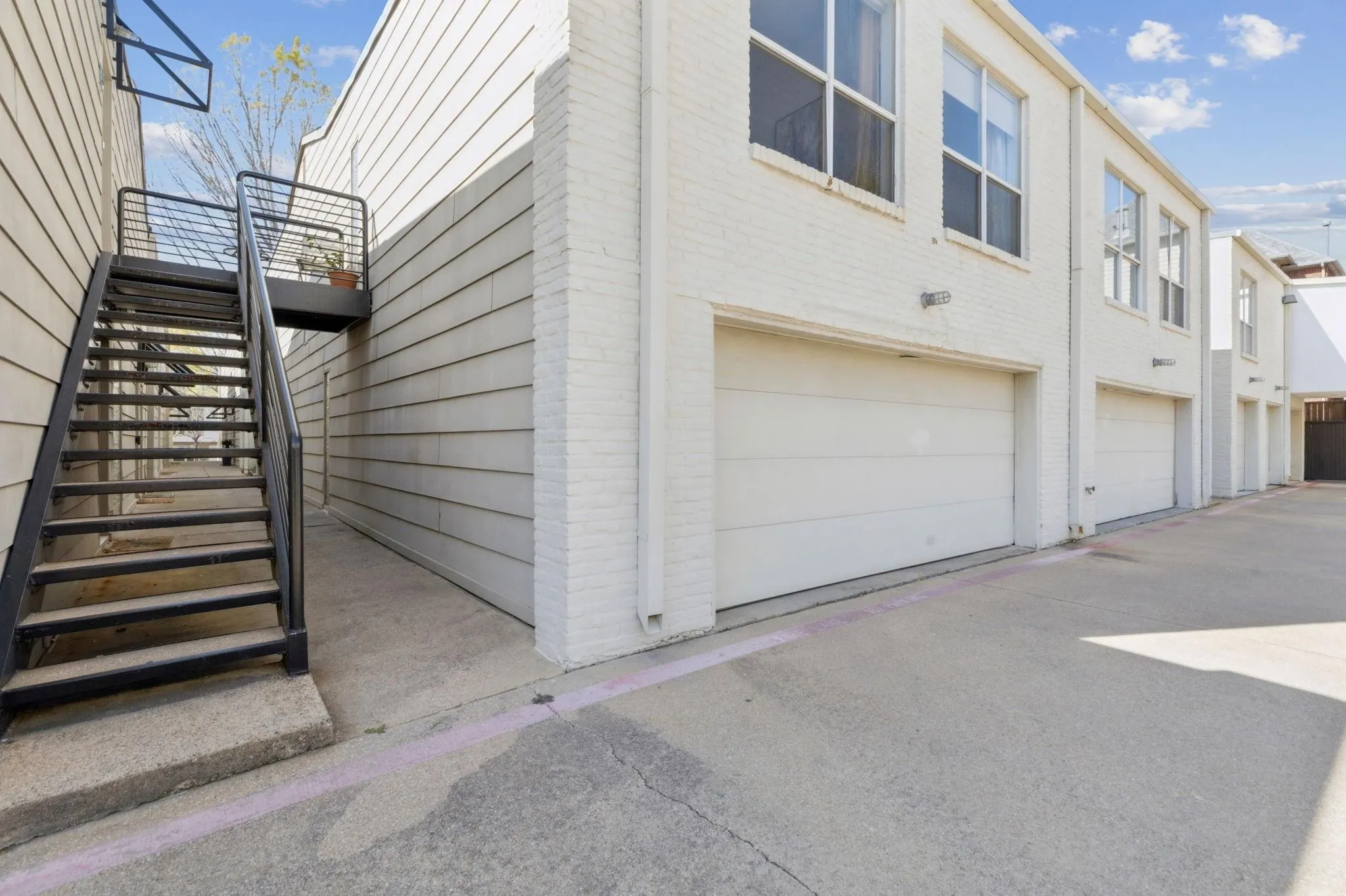 Condominium For Sale in Dallas County , 4134 Travis Street 11, Dallas, Texas 75204, 1 Bedroom, 2 Bathroom, 1 Garage spaces, 975 Sqft, built in 1958, Preowned, mls#21070405, Real Estate Agent in Dallas, Homes For Sale in Dallas county, Homes For Sale in Dallas, Realtor in Dallas Texas, Real Estate Brokerage Independent Realty Texas, Luminita Cordes Realtor