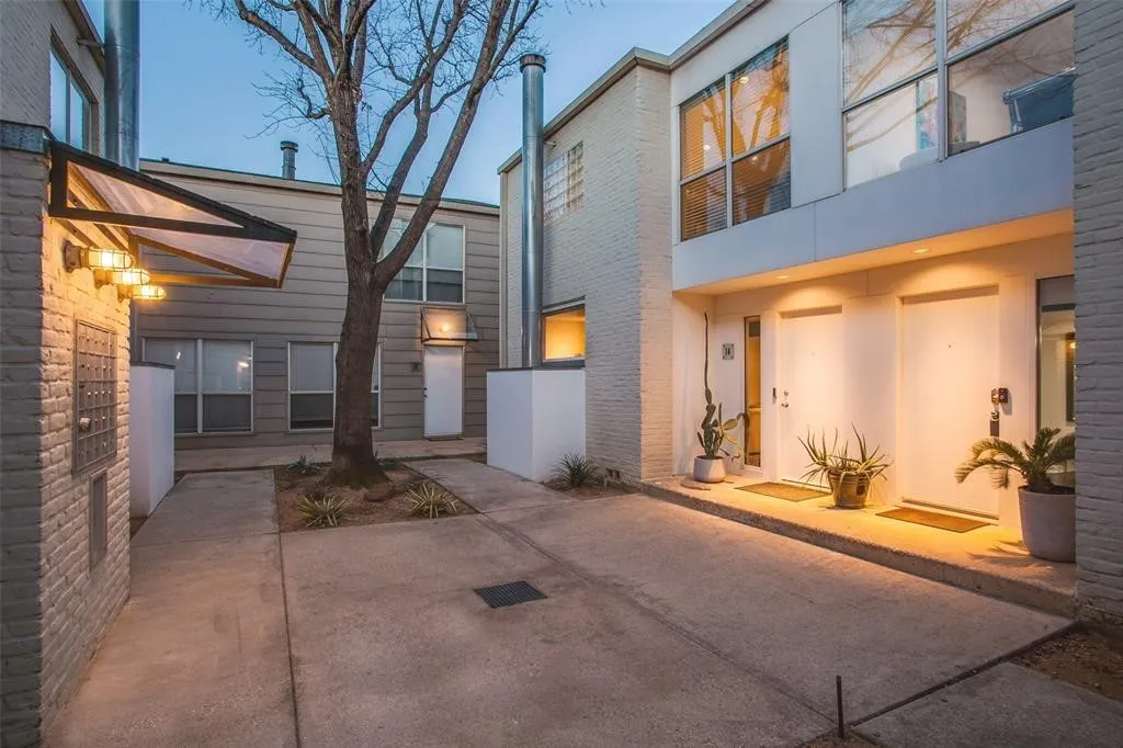 Condominium For Sale in Dallas County , 4134 Travis Street 11, Dallas, Texas 75204, 1 Bedroom, 2 Bathroom, 1 Garage spaces, 975 Sqft, built in 1958, Preowned, mls#21070405, Real Estate Agent in Dallas, Homes For Sale in Dallas county, Homes For Sale in Dallas, Realtor in Dallas Texas, Real Estate Brokerage Independent Realty Texas, Luminita Cordes Realtor