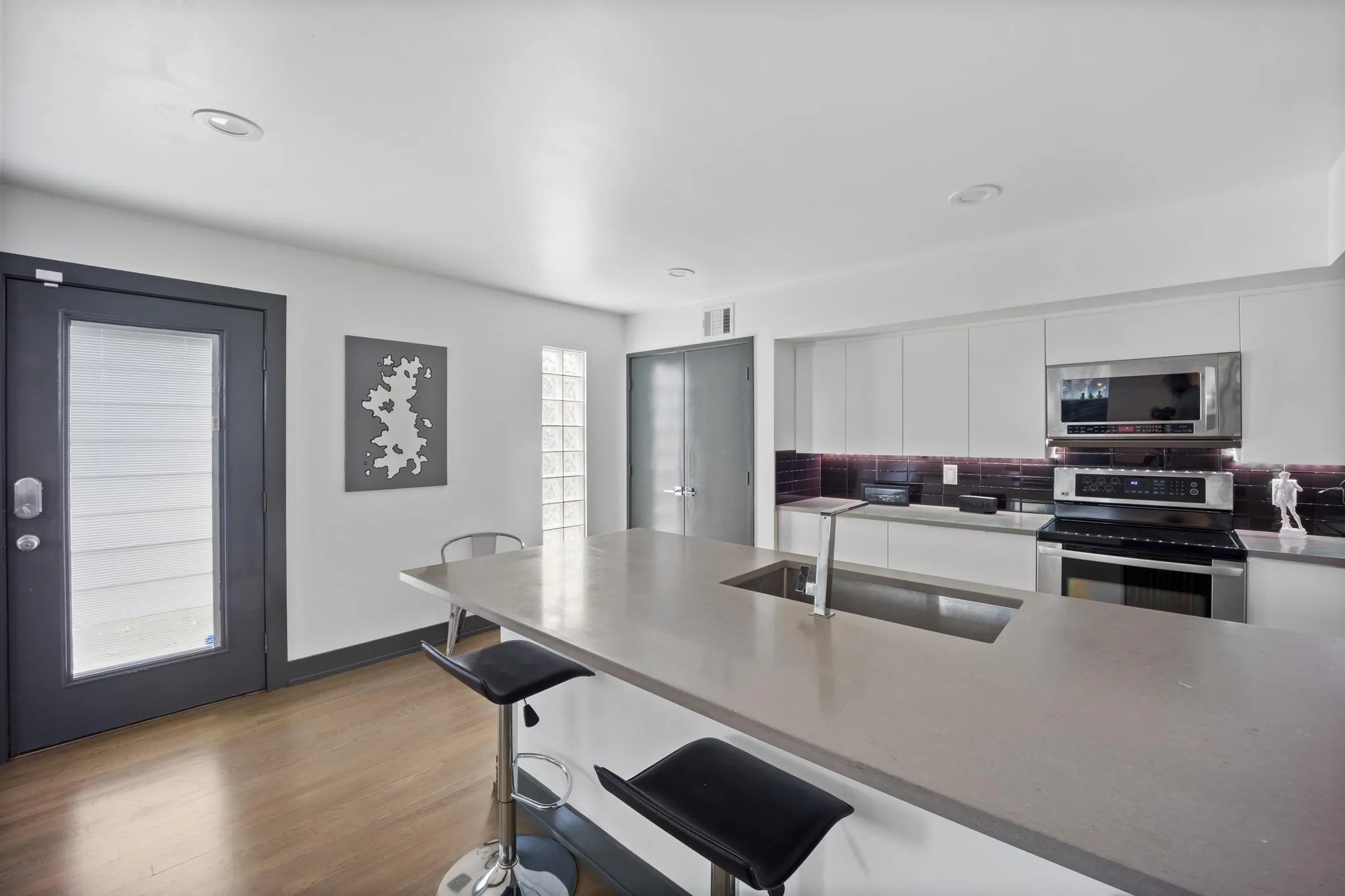 Condominium For Sale in Dallas County , 4134 Travis Street 11, Dallas, Texas 75204, 1 Bedroom, 2 Bathroom, 1 Garage spaces, 975 Sqft, built in 1958, Preowned, mls#21070405, Real Estate Agent in Dallas, Homes For Sale in Dallas county, Homes For Sale in Dallas, Realtor in Dallas Texas, Real Estate Brokerage Independent Realty Texas, Luminita Cordes Realtor