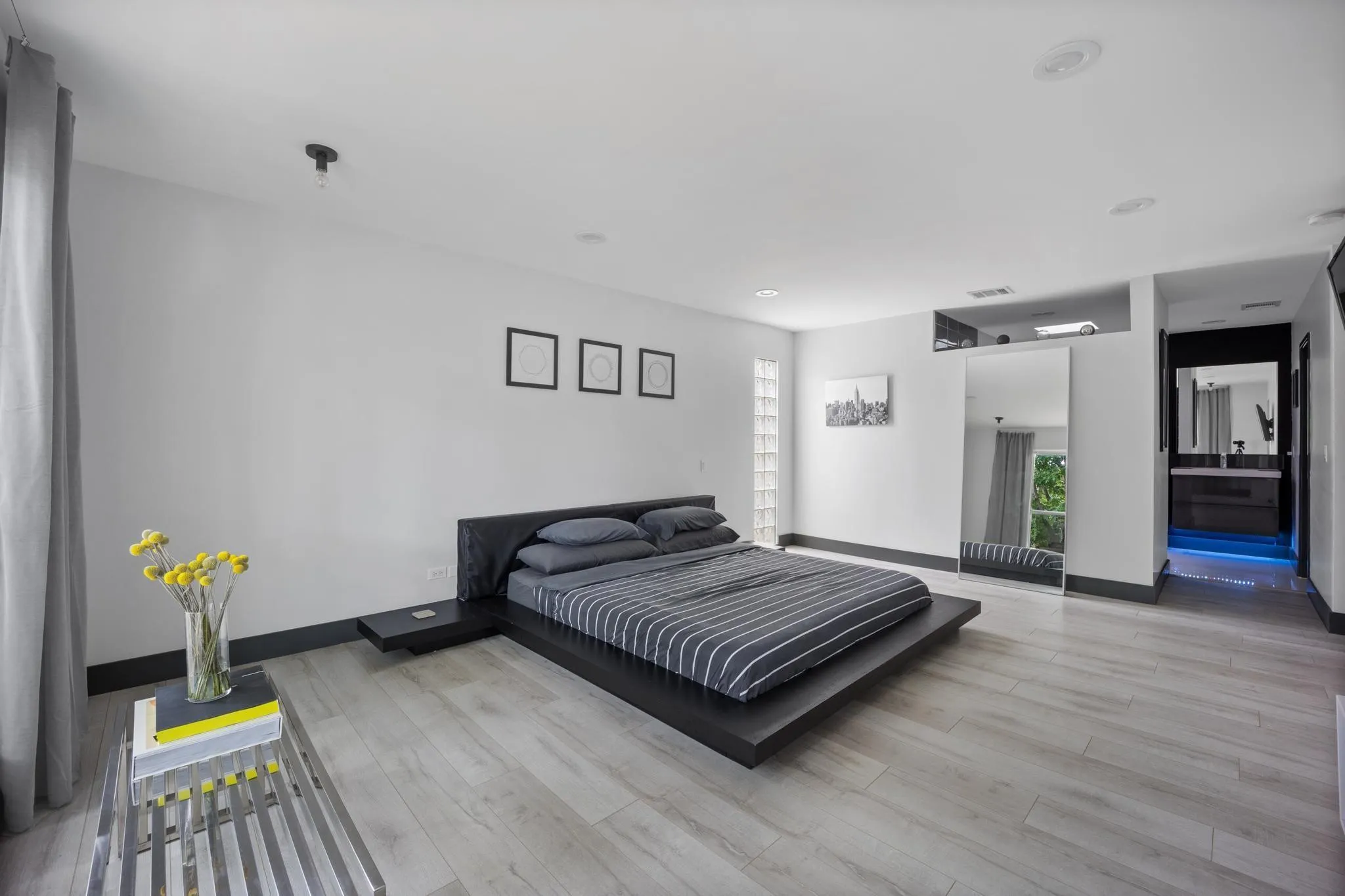 Condominium For Sale in Dallas County , 4134 Travis Street 11, Dallas, Texas 75204, 1 Bedroom, 2 Bathroom, 1 Garage spaces, 975 Sqft, built in 1958, Preowned, mls#21070405, Real Estate Agent in Dallas, Homes For Sale in Dallas county, Homes For Sale in Dallas, Realtor in Dallas Texas, Real Estate Brokerage Independent Realty Texas, Luminita Cordes Realtor