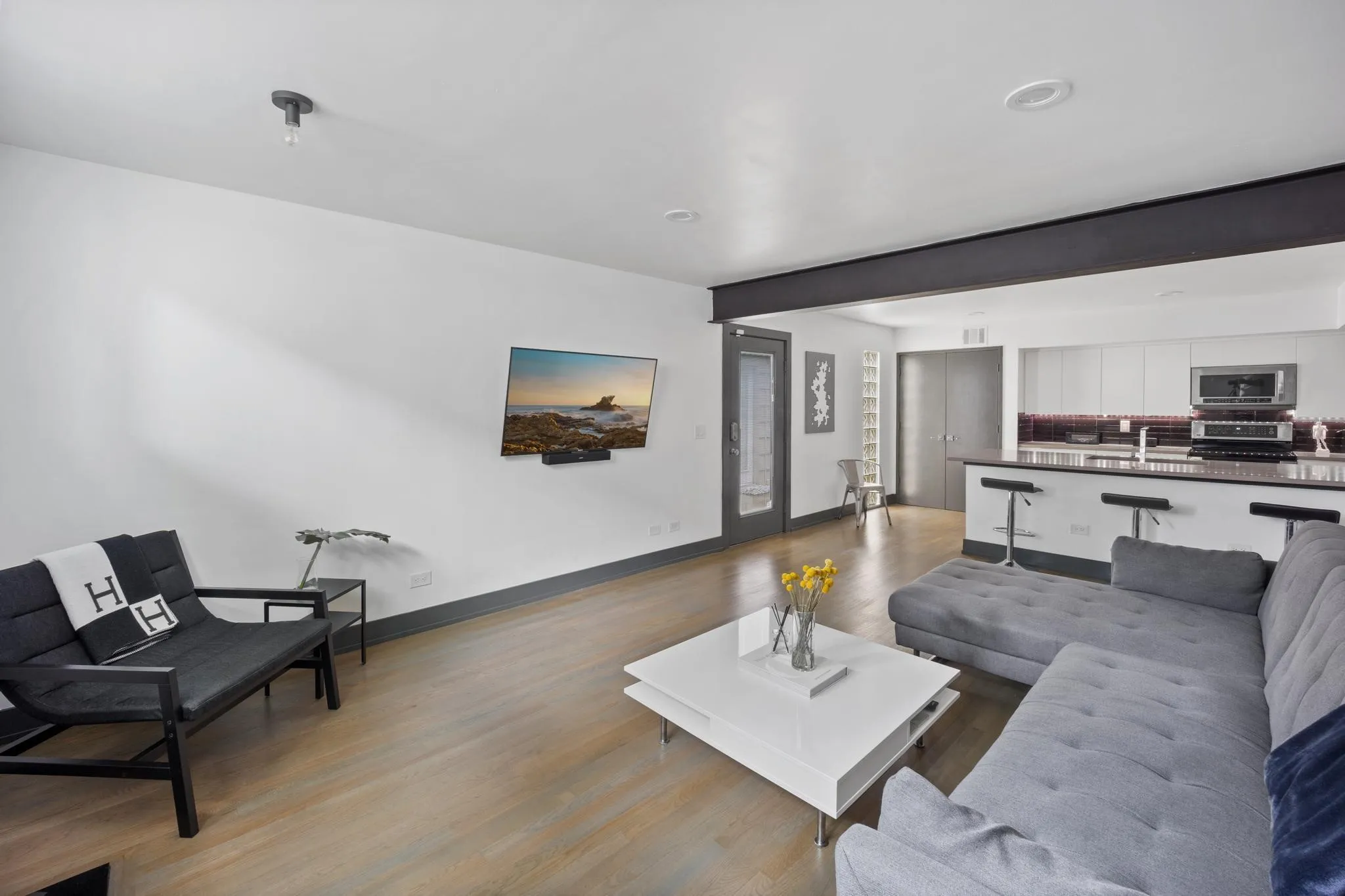 Condominium For Sale in Dallas County , 4134 Travis Street 11, Dallas, Texas 75204, 1 Bedroom, 2 Bathroom, 1 Garage spaces, 975 Sqft, built in 1958, Preowned, mls#21070405, Real Estate Agent in Dallas, Homes For Sale in Dallas county, Homes For Sale in Dallas, Realtor in Dallas Texas, Real Estate Brokerage Independent Realty Texas, Luminita Cordes Realtor