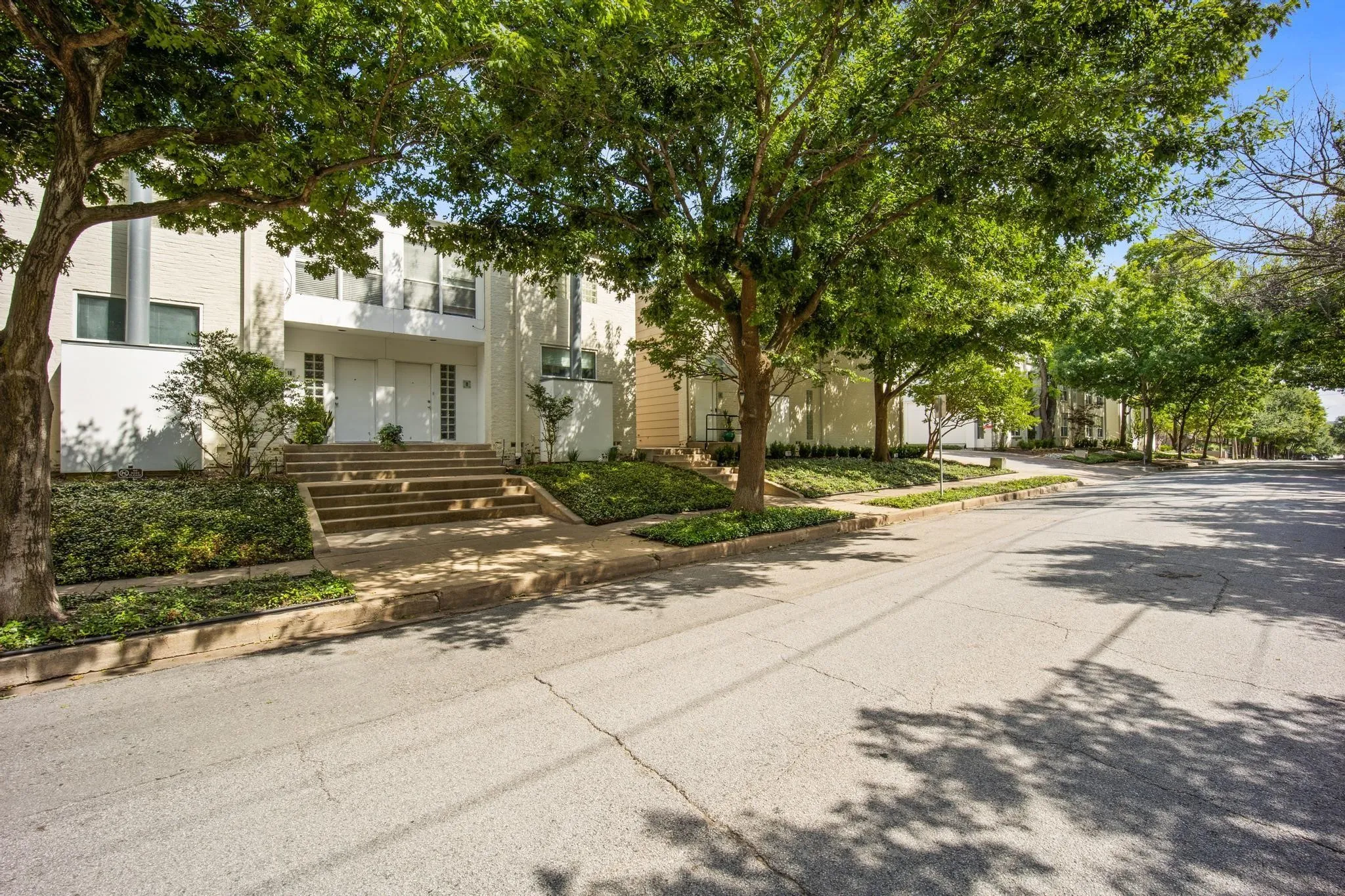 Condominium For Sale in Dallas County , 4134 Travis Street 11, Dallas, Texas 75204, 1 Bedroom, 2 Bathroom, 1 Garage spaces, 975 Sqft, built in 1958, Preowned, mls#21070405, Real Estate Agent in Dallas, Homes For Sale in Dallas county, Homes For Sale in Dallas, Realtor in Dallas Texas, Real Estate Brokerage Independent Realty Texas, Luminita Cordes Realtor