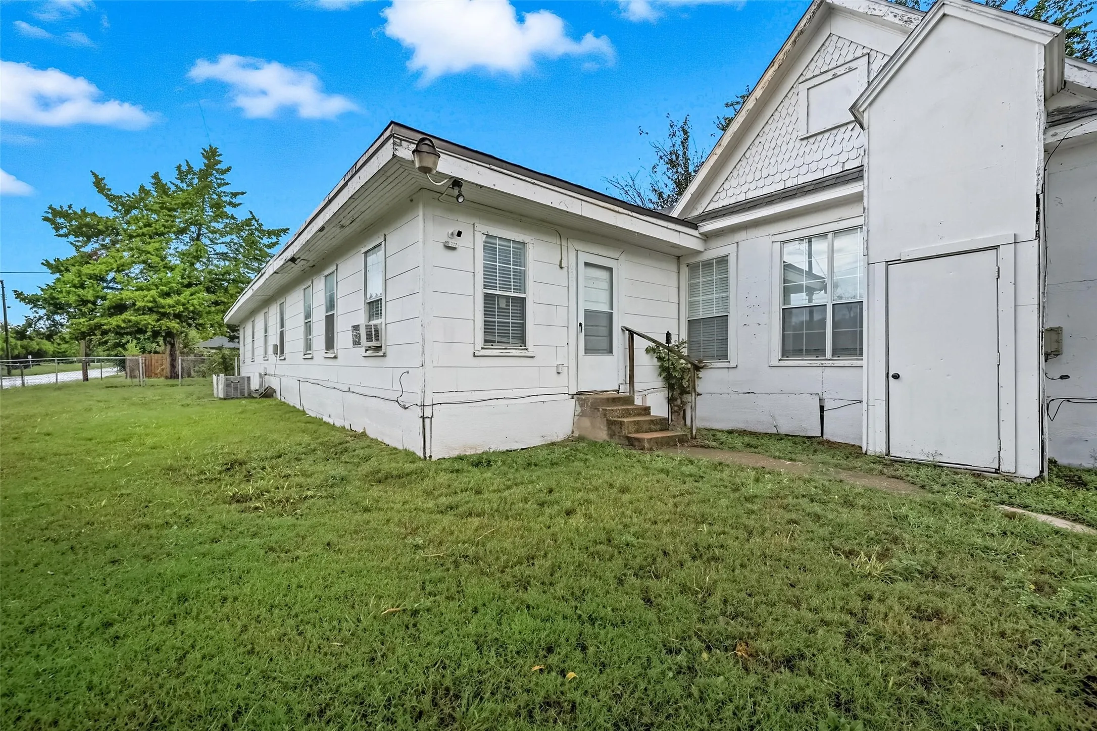 Duplex For Sale in Grayson County , 620 S Charles Street, Sherman, Texas 75090, 7 Bedroom, 4 Bathroom, Garage spaces, 0 Sqft, built in 1930, Preowned, mls#21071291, Real Estate Agent in Sherman, Homes For Sale in Grayson county, Homes For Sale in Sherman, Realtor in Sherman Texas, Real Estate Brokerage Independent Realty Texas, Luminita Cordes Realtor
