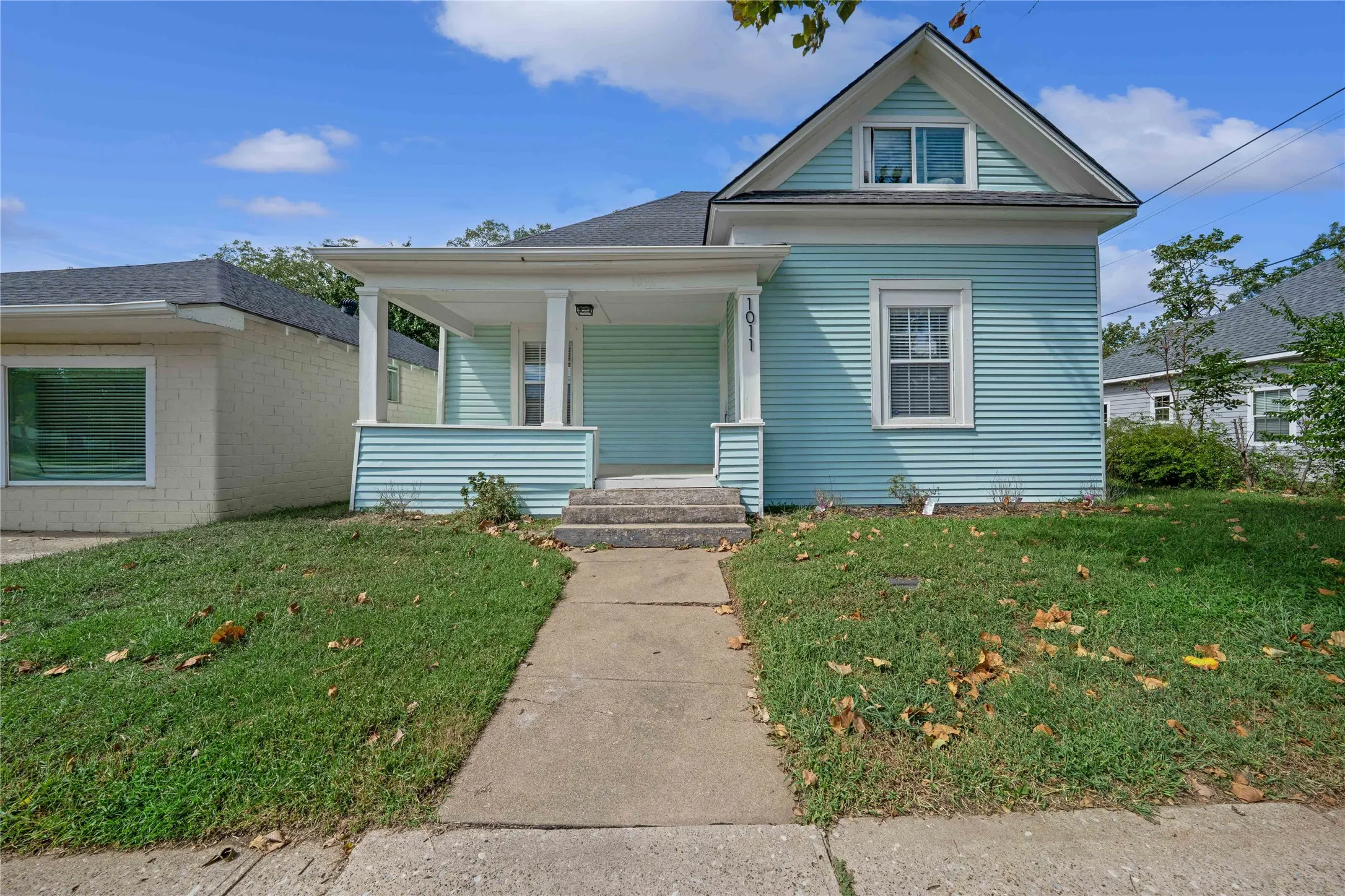 Single Family Residence For Sale in Grayson County , 1011 S Armstrong Avenue, Denison, Texas 75020, 3 Bedroom, 2 Bathroom, Garage spaces, 2,068 Sqft, built in 1920, Preowned, mls#21067959, Real Estate Agent in Denison, Homes For Sale in Grayson county, Homes For Sale in Denison, Realtor in Denison Texas, Real Estate Brokerage Independent Realty Texas, Luminita Cordes Realtor