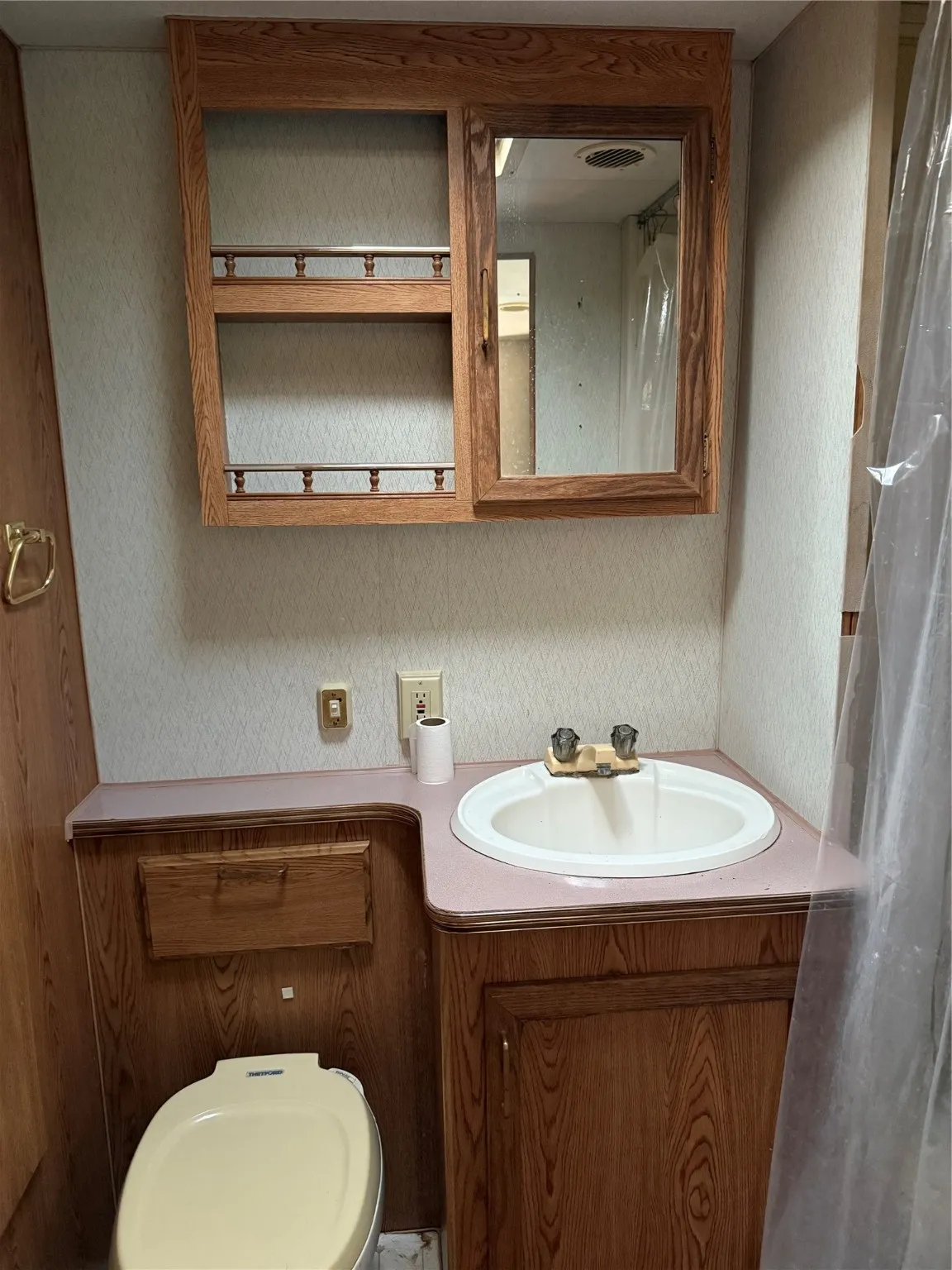 Mobile Home For Rent in Grayson County , 1046 E Owings Street, Denison, Texas 75021, 1 Bedroom, 1 Bathroom, Garage spaces, 224 Sqft, built in 1993, mls#21071348, Real Estate Agent in Denison, Homes For Rent in Grayson county, Homes For Rent in Denison, Realtor in Denison Texas, Real Estate Brokerage Independent Realty Texas, Luminita Cordes Realtor