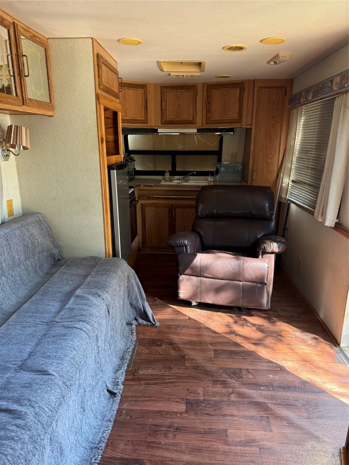 Mobile Home For Rent in Grayson County , 1046 E Owings Street, Denison, Texas 75021, 1 Bedroom, 1 Bathroom, Garage spaces, 224 Sqft, built in 1993, mls#21071348, Real Estate Agent in Denison, Homes For Rent in Grayson county, Homes For Rent in Denison, Realtor in Denison Texas, Real Estate Brokerage Independent Realty Texas, Luminita Cordes Realtor