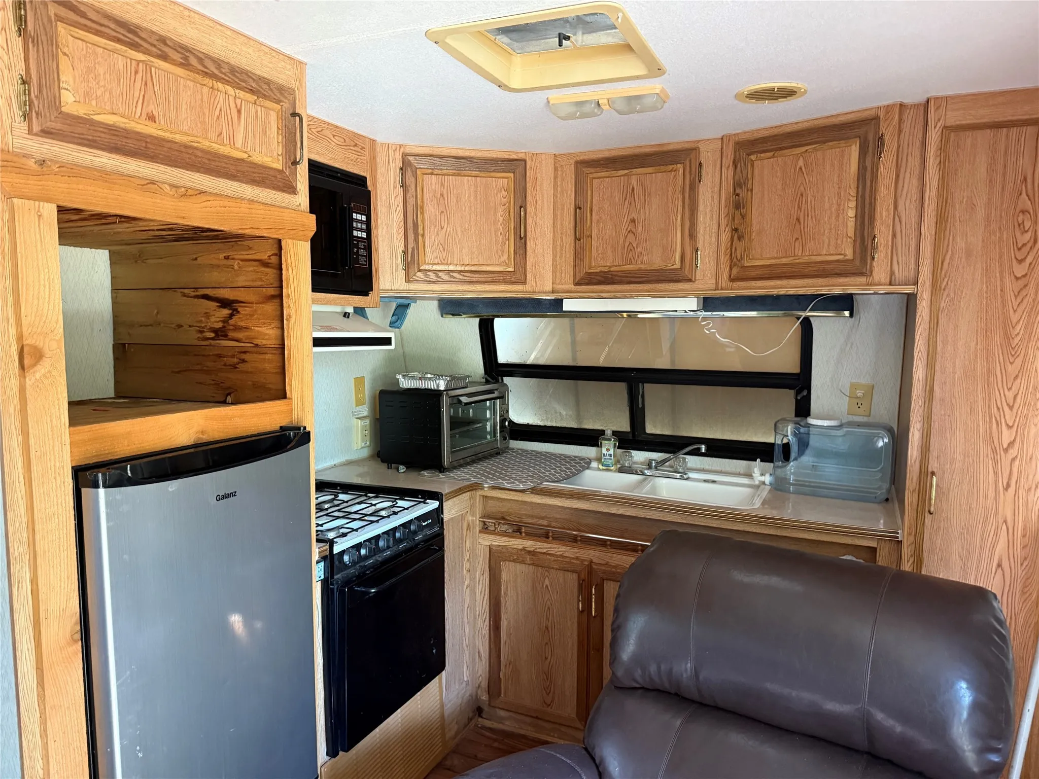 Mobile Home For Rent in Grayson County , 1046 E Owings Street, Denison, Texas 75021, 1 Bedroom, 1 Bathroom, Garage spaces, 224 Sqft, built in 1993, mls#21071348, Real Estate Agent in Denison, Homes For Rent in Grayson county, Homes For Rent in Denison, Realtor in Denison Texas, Real Estate Brokerage Independent Realty Texas, Luminita Cordes Realtor