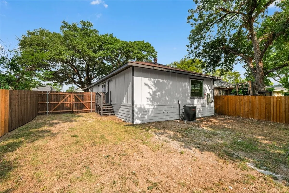 Single Family Residence For Sale in Dallas County , 818 Hollywood Avenue, Dallas, Texas 75208, 3 Bedroom, 2 Bathroom, Garage spaces, 1,531 Sqft, built in 1924, mls#21071194, Real Estate Agent in Dallas, Homes For Sale in Dallas county, Homes For Sale in Dallas, Realtor in Dallas Texas, Real Estate Brokerage Independent Realty Texas, Luminita Cordes Realtor