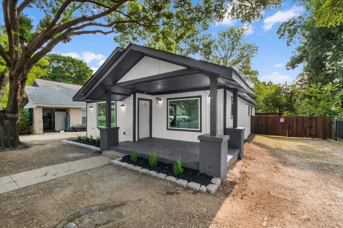 Single Family Residence For Sale in Dallas County , 818 Hollywood Avenue, Dallas, Texas 75208, 3 Bedroom, 2 Bathroom, Garage spaces, 1,531 Sqft, built in 1924, mls#21071194, Real Estate Agent in Dallas, Homes For Sale in Dallas county, Homes For Sale in Dallas, Realtor in Dallas Texas, Real Estate Brokerage Independent Realty Texas, Luminita Cordes Realtor