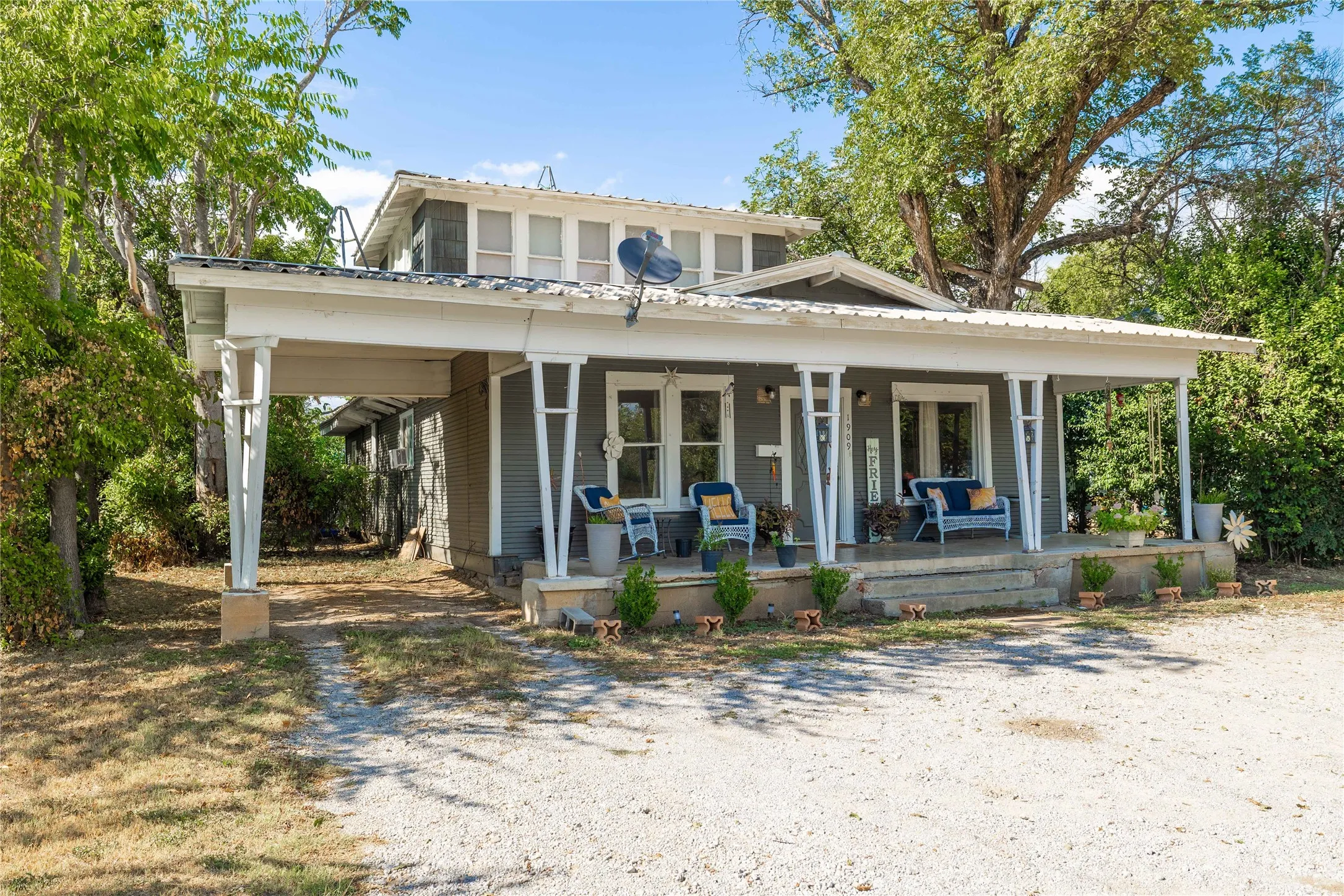 Single Family Residence For Sale in Brown County , 1909 Coggin Avenue, Brownwood, Texas 76801, 4 Bedroom, 2 Bathroom, Garage spaces, 2,239 Sqft, built in 1944, mls#21070530, Real Estate Agent in Brownwood, Homes For Sale in Brown county, Homes For Sale in Brownwood, Realtor in Brownwood Texas, Real Estate Brokerage Independent Realty Texas, Luminita Cordes Realtor