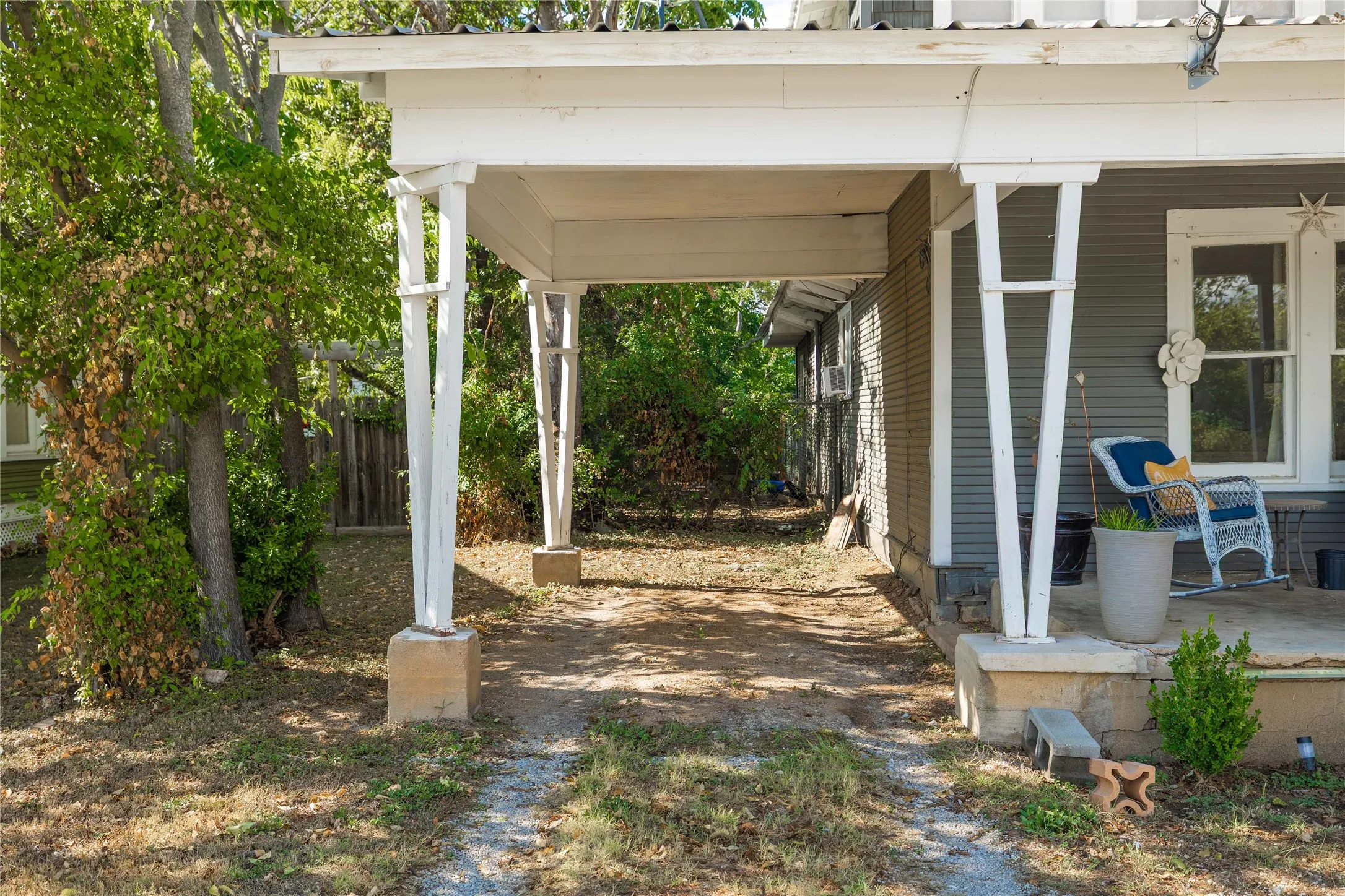 Single Family Residence For Sale in Brown County , 1909 Coggin Avenue, Brownwood, Texas 76801, 4 Bedroom, 2 Bathroom, Garage spaces, 2,239 Sqft, built in 1944, mls#21070530, Real Estate Agent in Brownwood, Homes For Sale in Brown county, Homes For Sale in Brownwood, Realtor in Brownwood Texas, Real Estate Brokerage Independent Realty Texas, Luminita Cordes Realtor