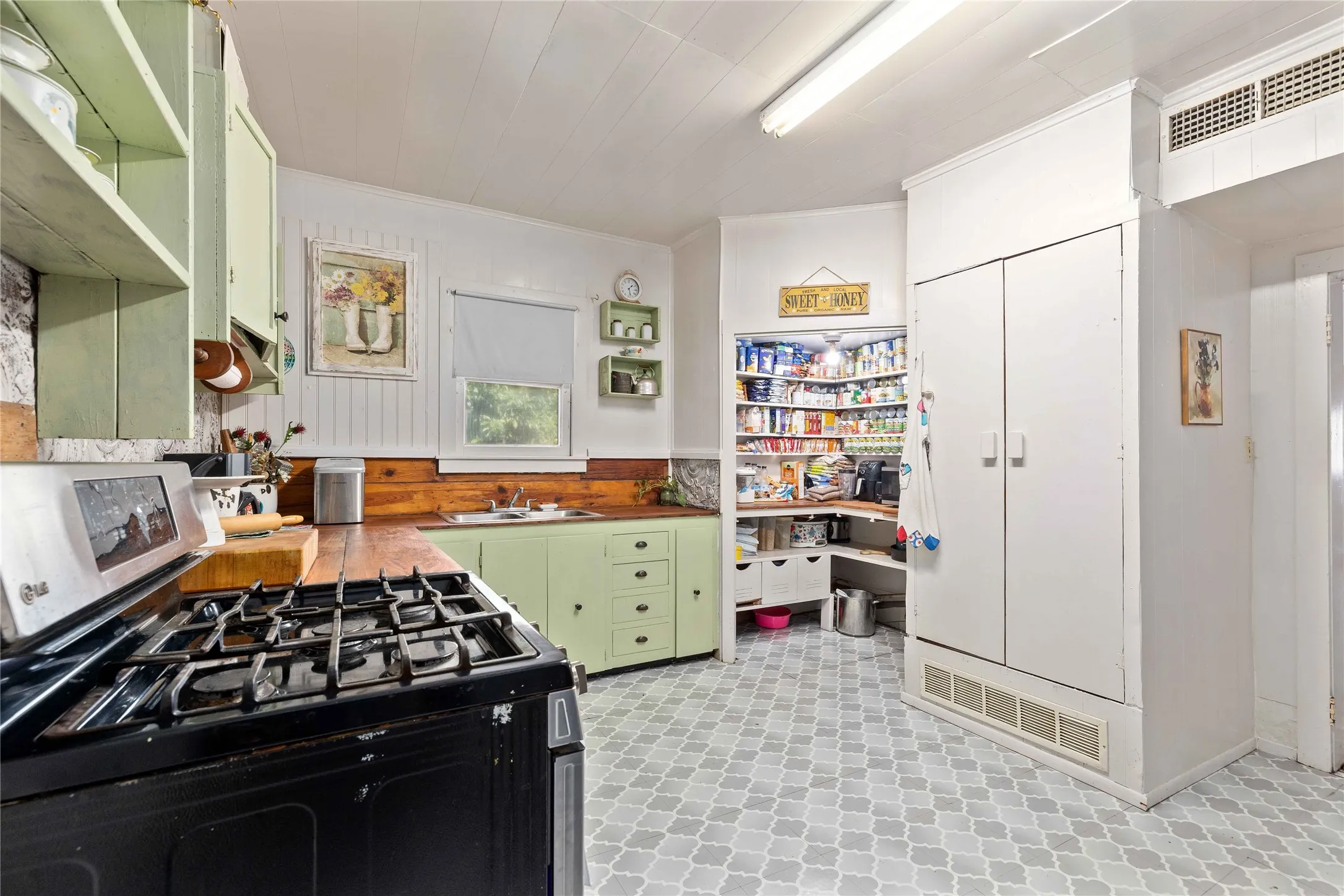 Single Family Residence For Sale in Brown County , 1909 Coggin Avenue, Brownwood, Texas 76801, 4 Bedroom, 2 Bathroom, Garage spaces, 2,239 Sqft, built in 1944, mls#21070530, Real Estate Agent in Brownwood, Homes For Sale in Brown county, Homes For Sale in Brownwood, Realtor in Brownwood Texas, Real Estate Brokerage Independent Realty Texas, Luminita Cordes Realtor