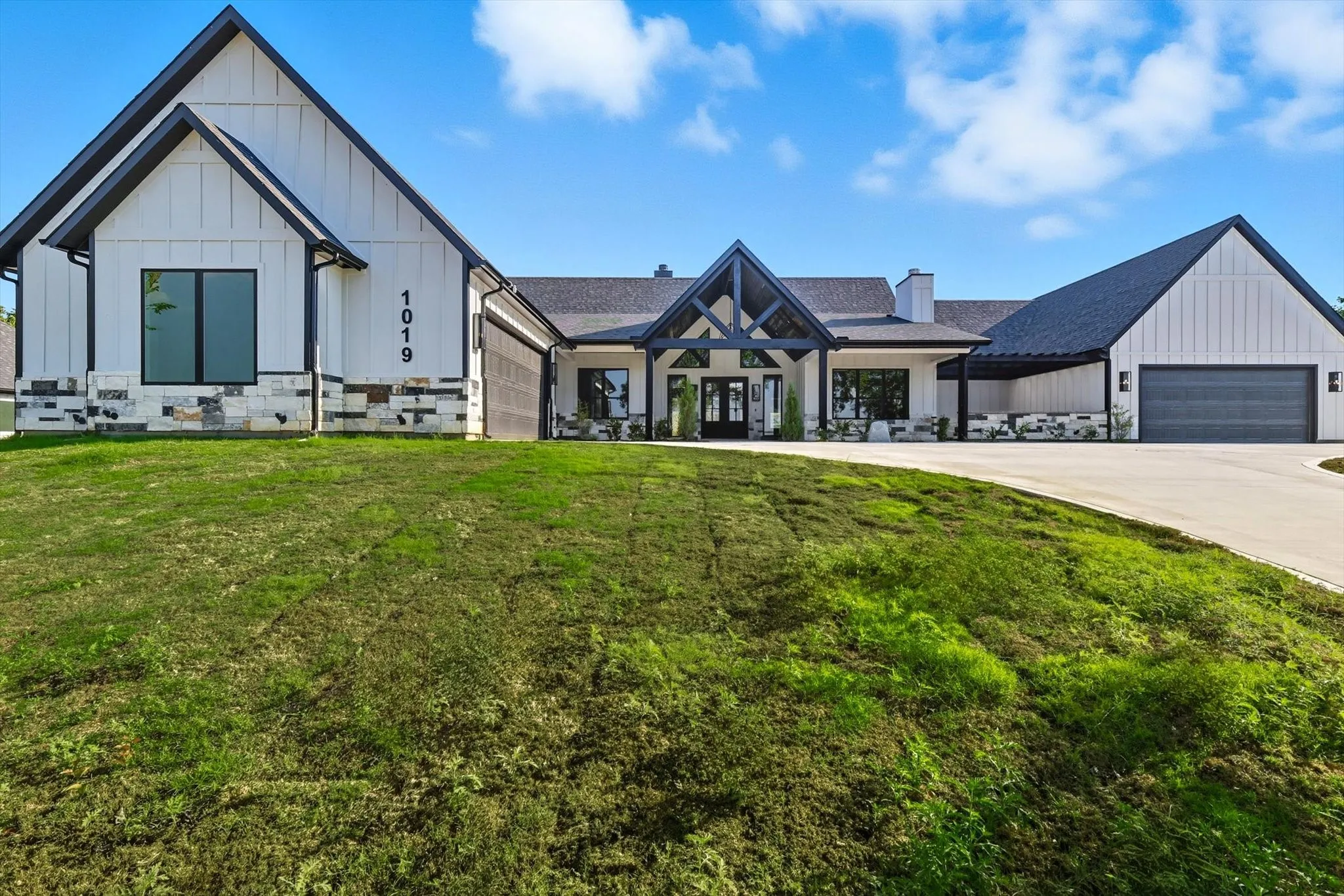 Single Family Residence For Sale in Parker County , 1019 Glenoaks Drive, Weatherford, Texas 76088, 4 Bedroom, 4 Bathroom, 4 Garage spaces, 3,213 Sqft, built in 2025, mls#21071572, Real Estate Agent in Weatherford, Homes For Sale in Parker county, Homes For Sale in Weatherford, Realtor in Weatherford Texas, Real Estate Brokerage Independent Realty Texas, Luminita Cordes Realtor