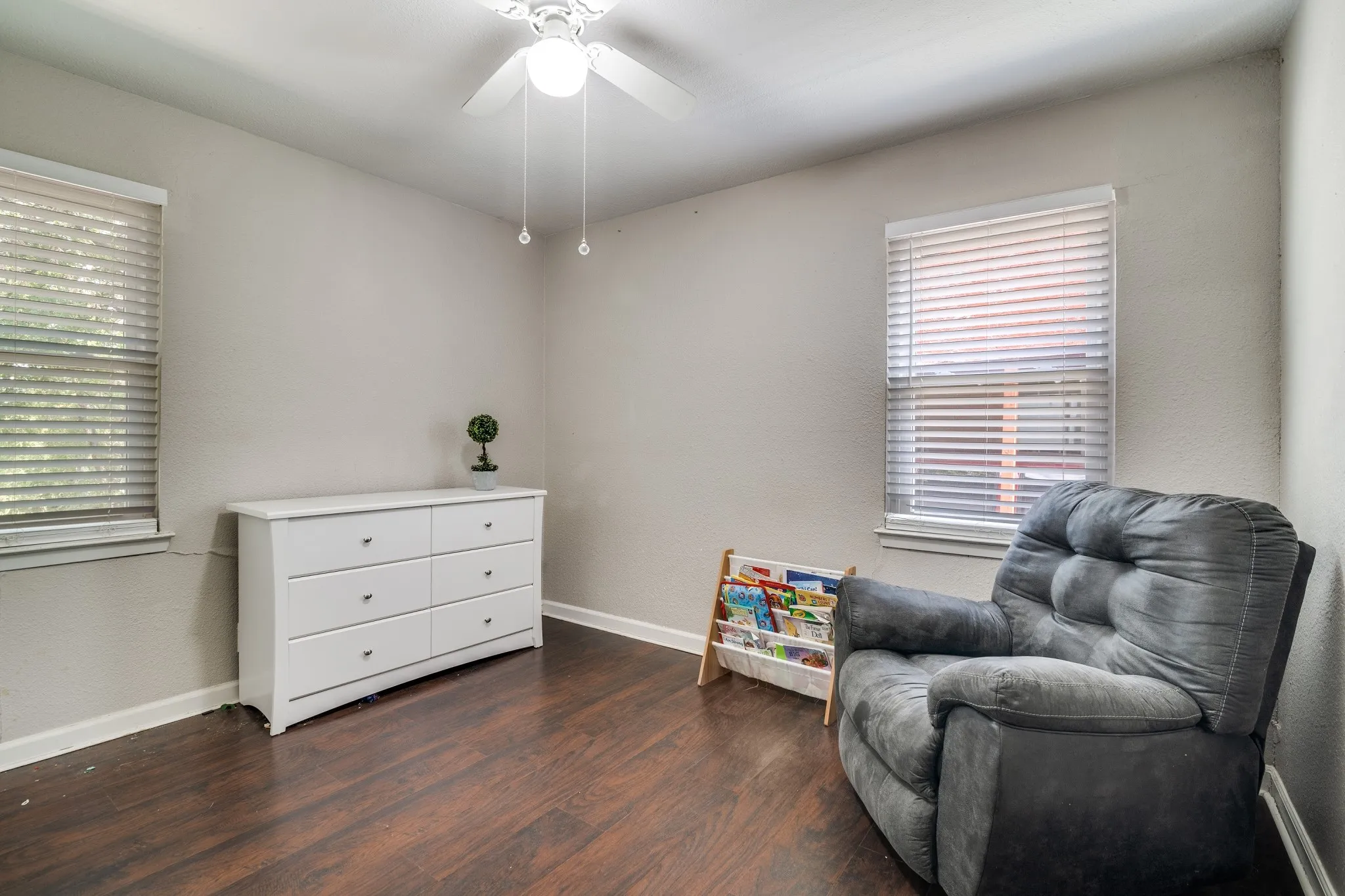 Single Family Residence For Sale in Dallas County , 1309 Woodcrest Drive, Mesquite, Texas 75149, 3 Bedroom, 1 Bathroom, Garage spaces, 946 Sqft, built in 1958, mls#21071772, Real Estate Agent in Mesquite, Homes For Sale in Dallas county, Homes For Sale in Mesquite, Realtor in Mesquite Texas, Real Estate Brokerage Independent Realty Texas, Luminita Cordes Realtor
