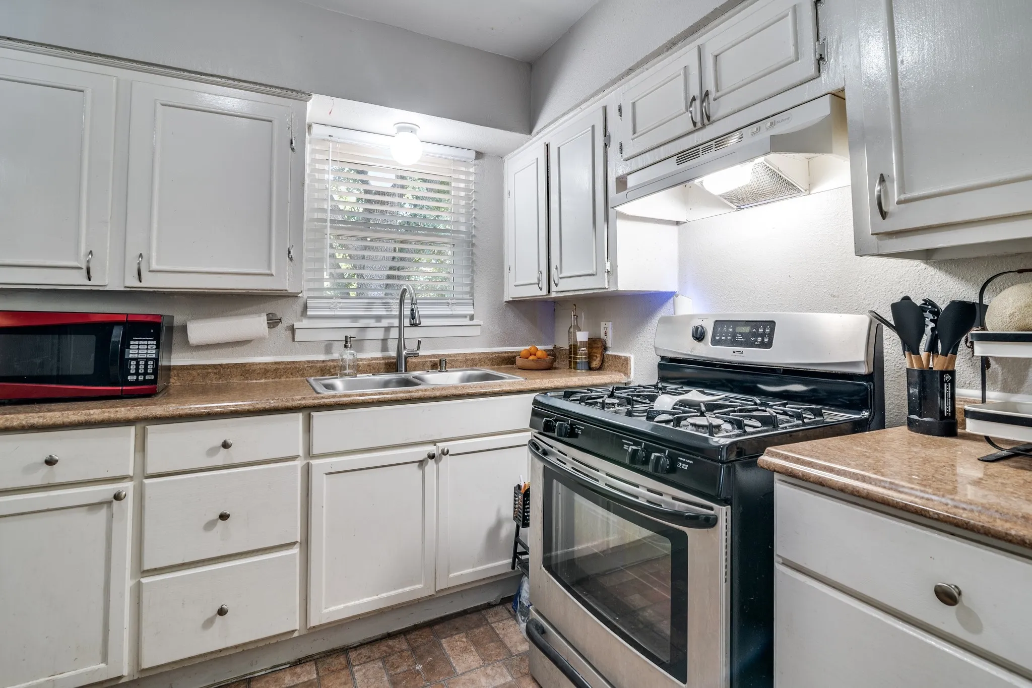 Single Family Residence For Sale in Dallas County , 1309 Woodcrest Drive, Mesquite, Texas 75149, 3 Bedroom, 1 Bathroom, Garage spaces, 946 Sqft, built in 1958, mls#21071772, Real Estate Agent in Mesquite, Homes For Sale in Dallas county, Homes For Sale in Mesquite, Realtor in Mesquite Texas, Real Estate Brokerage Independent Realty Texas, Luminita Cordes Realtor
