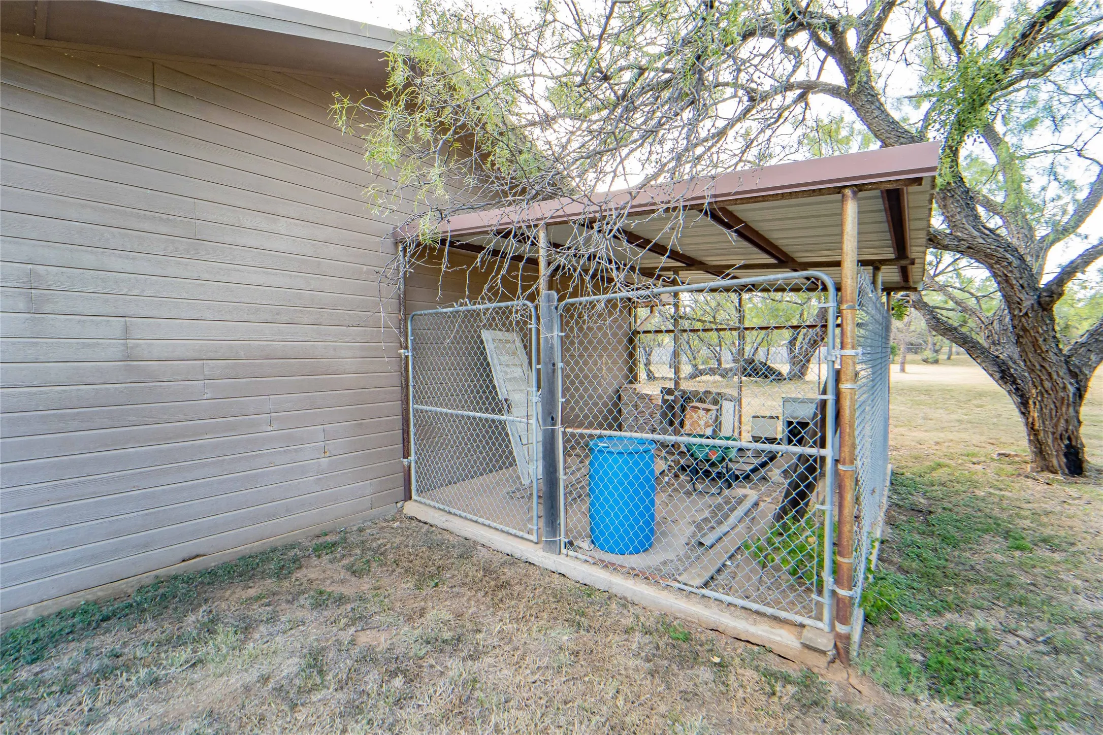 Metal roof, concrete floor, chain link paneled kennel located directly behind detached 2 car garage/workshop!