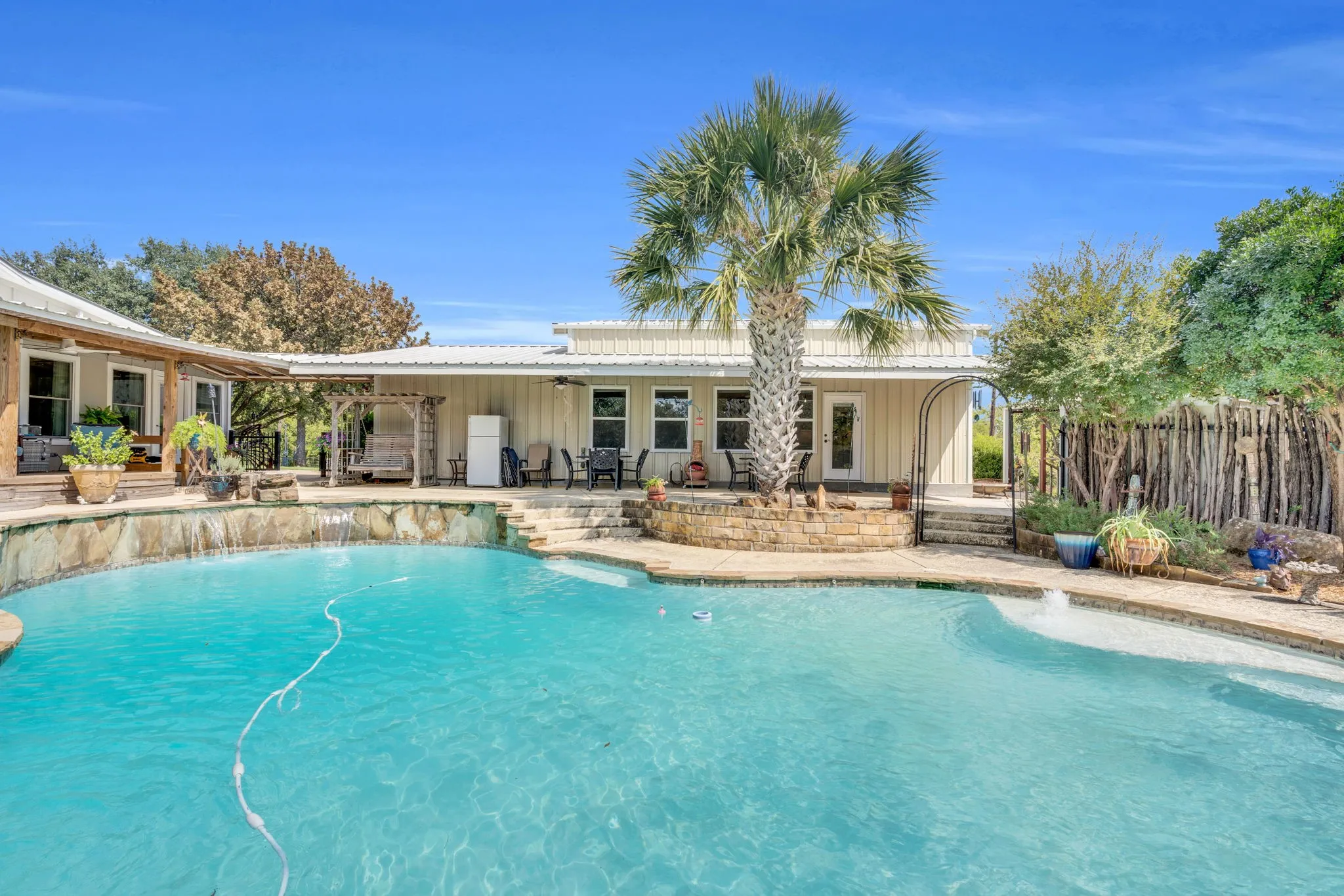 Single Family Residence For Sale in Ellis County , 490 James Road, Ferris, Texas 75125, 3 Bedroom, 2 Bathroom, Garage spaces, 2,658 Sqft, built in 1980, Preowned, mls#21072152, Real Estate Agent in Ferris, Homes For Sale in Ellis county, Homes For Sale in Ferris, Realtor in Ferris Texas, Real Estate Brokerage Independent Realty Texas, Luminita Cordes Realtor