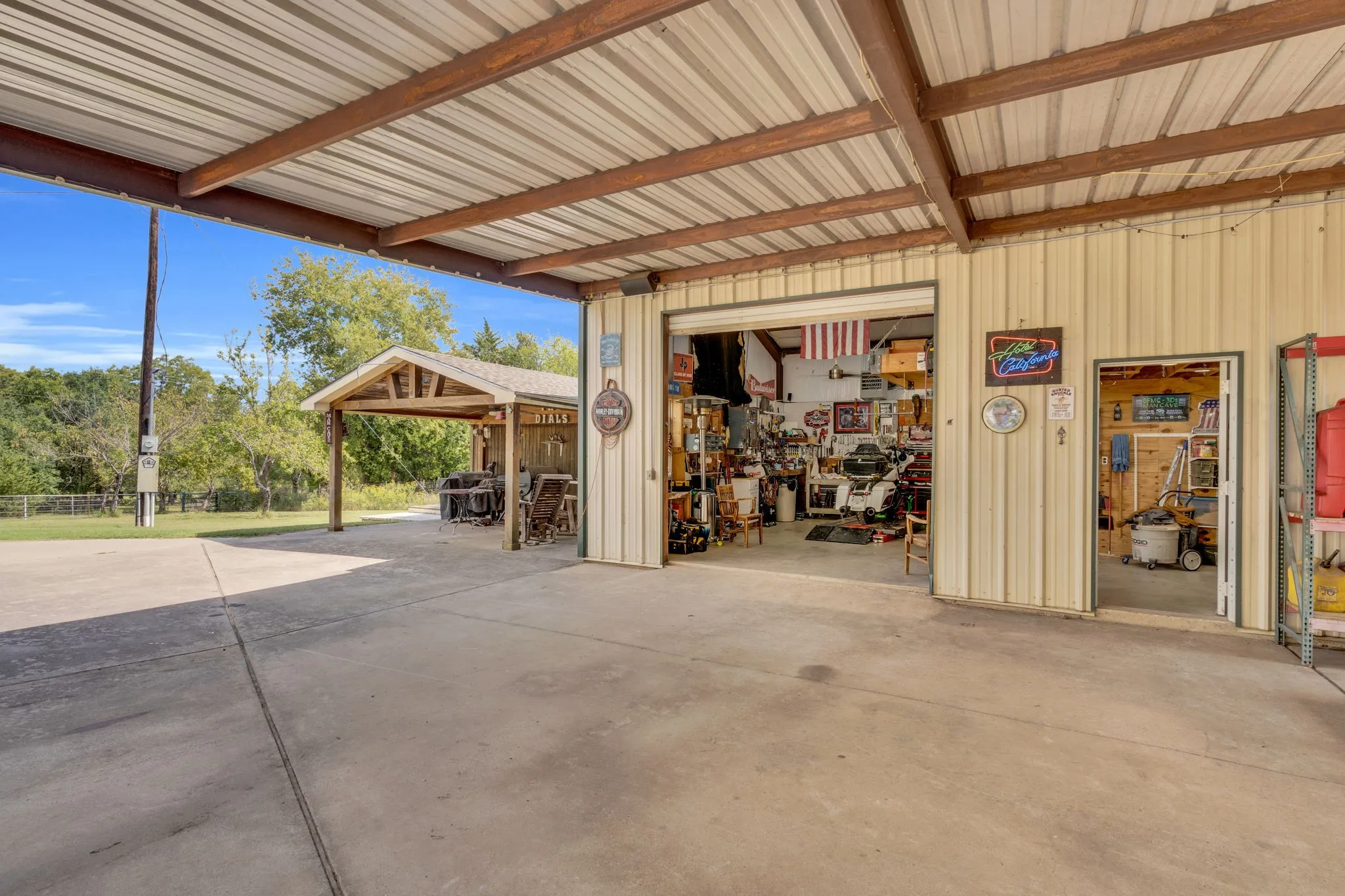 Single Family Residence For Sale in Ellis County , 490 James Road, Ferris, Texas 75125, 3 Bedroom, 2 Bathroom, Garage spaces, 2,658 Sqft, built in 1980, Preowned, mls#21072152, Real Estate Agent in Ferris, Homes For Sale in Ellis county, Homes For Sale in Ferris, Realtor in Ferris Texas, Real Estate Brokerage Independent Realty Texas, Luminita Cordes Realtor