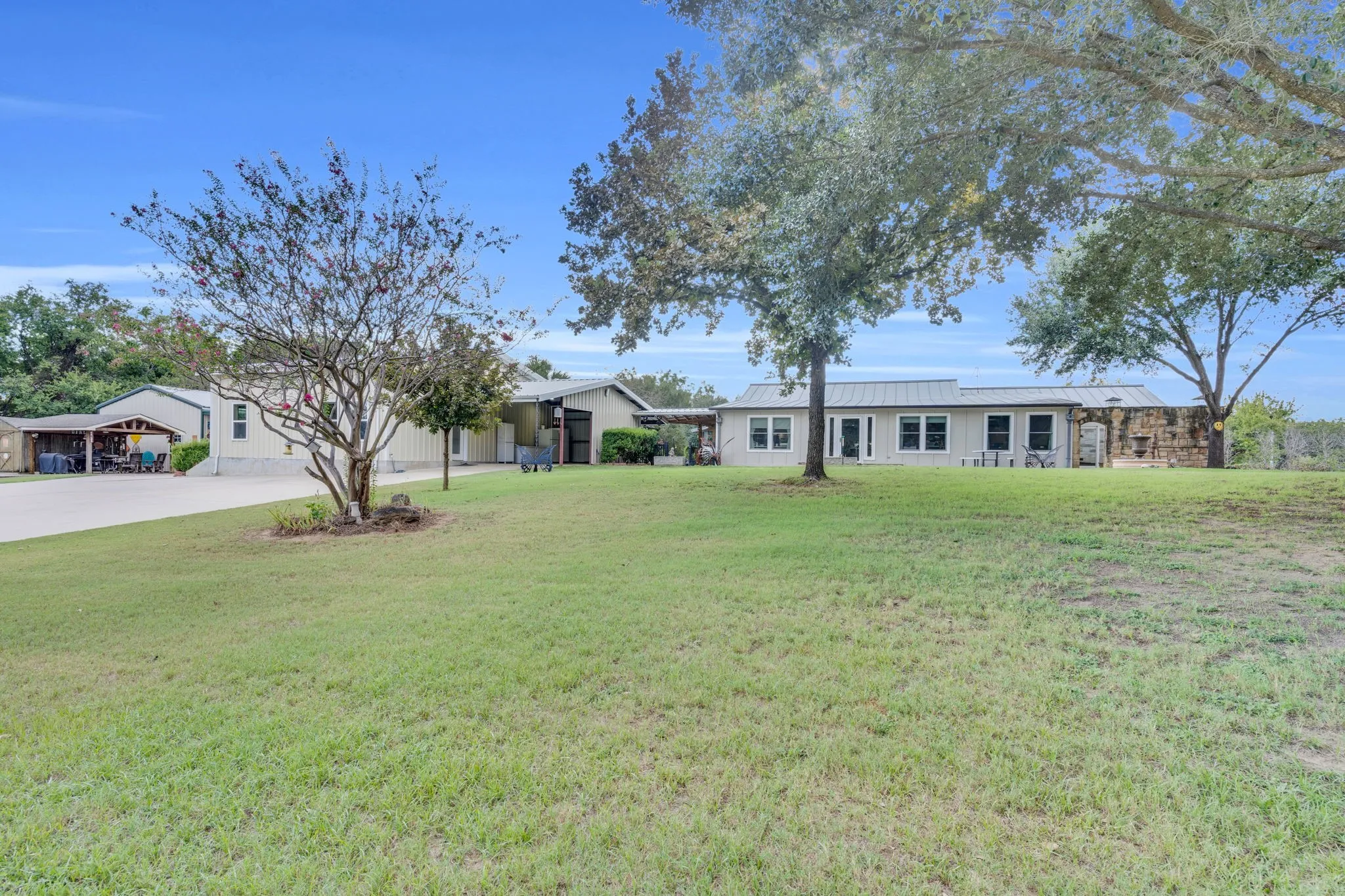 Single Family Residence For Sale in Ellis County , 490 James Road, Ferris, Texas 75125, 3 Bedroom, 2 Bathroom, Garage spaces, 2,658 Sqft, built in 1980, Preowned, mls#21072152, Real Estate Agent in Ferris, Homes For Sale in Ellis county, Homes For Sale in Ferris, Realtor in Ferris Texas, Real Estate Brokerage Independent Realty Texas, Luminita Cordes Realtor