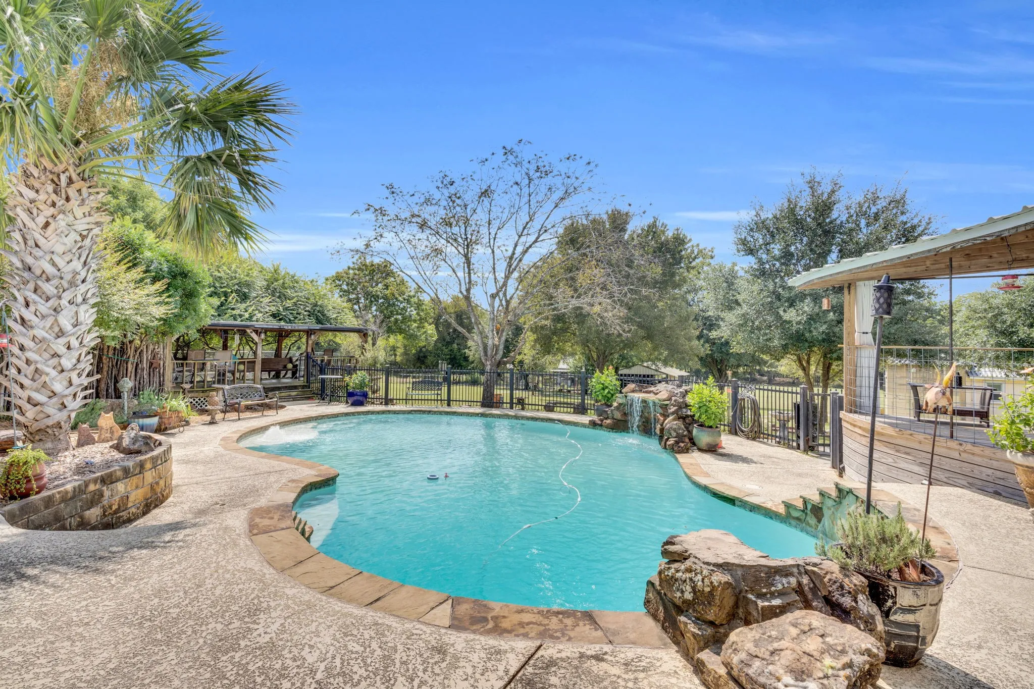Single Family Residence For Sale in Ellis County , 490 James Road, Ferris, Texas 75125, 3 Bedroom, 2 Bathroom, Garage spaces, 2,658 Sqft, built in 1980, Preowned, mls#21072152, Real Estate Agent in Ferris, Homes For Sale in Ellis county, Homes For Sale in Ferris, Realtor in Ferris Texas, Real Estate Brokerage Independent Realty Texas, Luminita Cordes Realtor