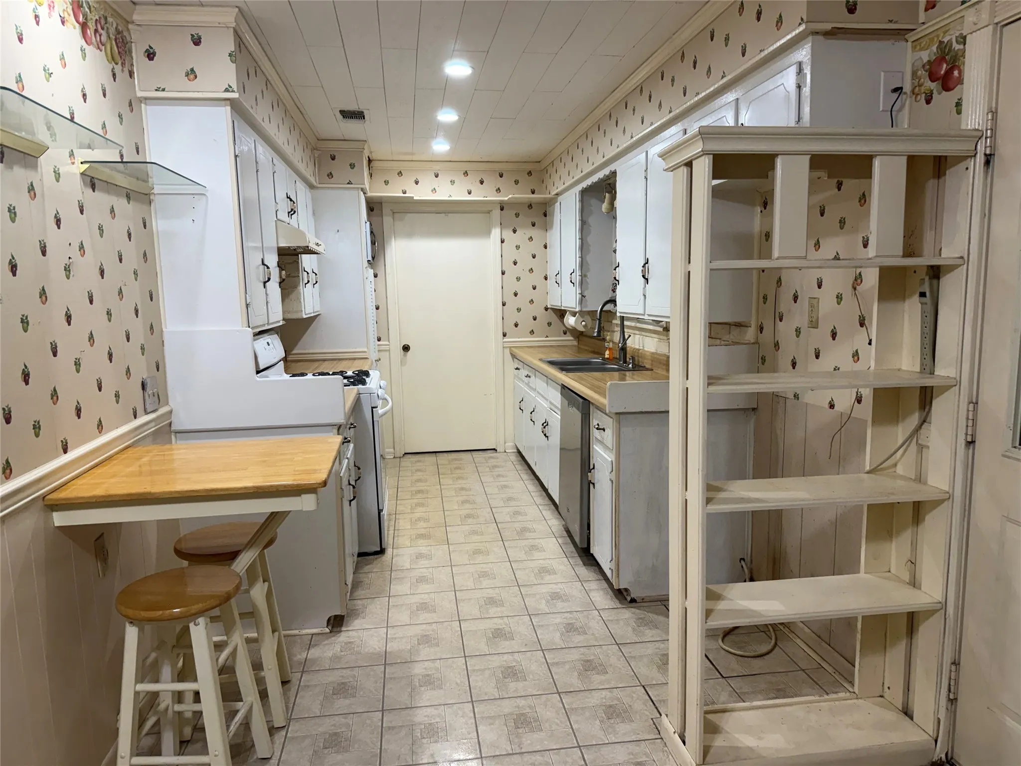 Single Family Residence For Sale in Van Zandt County , 412 S Birch, Van, Texas 75790, 3 Bedroom, 2 Bathroom, Garage spaces, 1,456 Sqft, built in 1970, Preowned, mls#21066117, Real Estate Agent in Van, Homes For Sale in Van Zandt county, Homes For Sale in Van, Realtor in Van Texas, Real Estate Brokerage Independent Realty Texas, Luminita Cordes Realtor