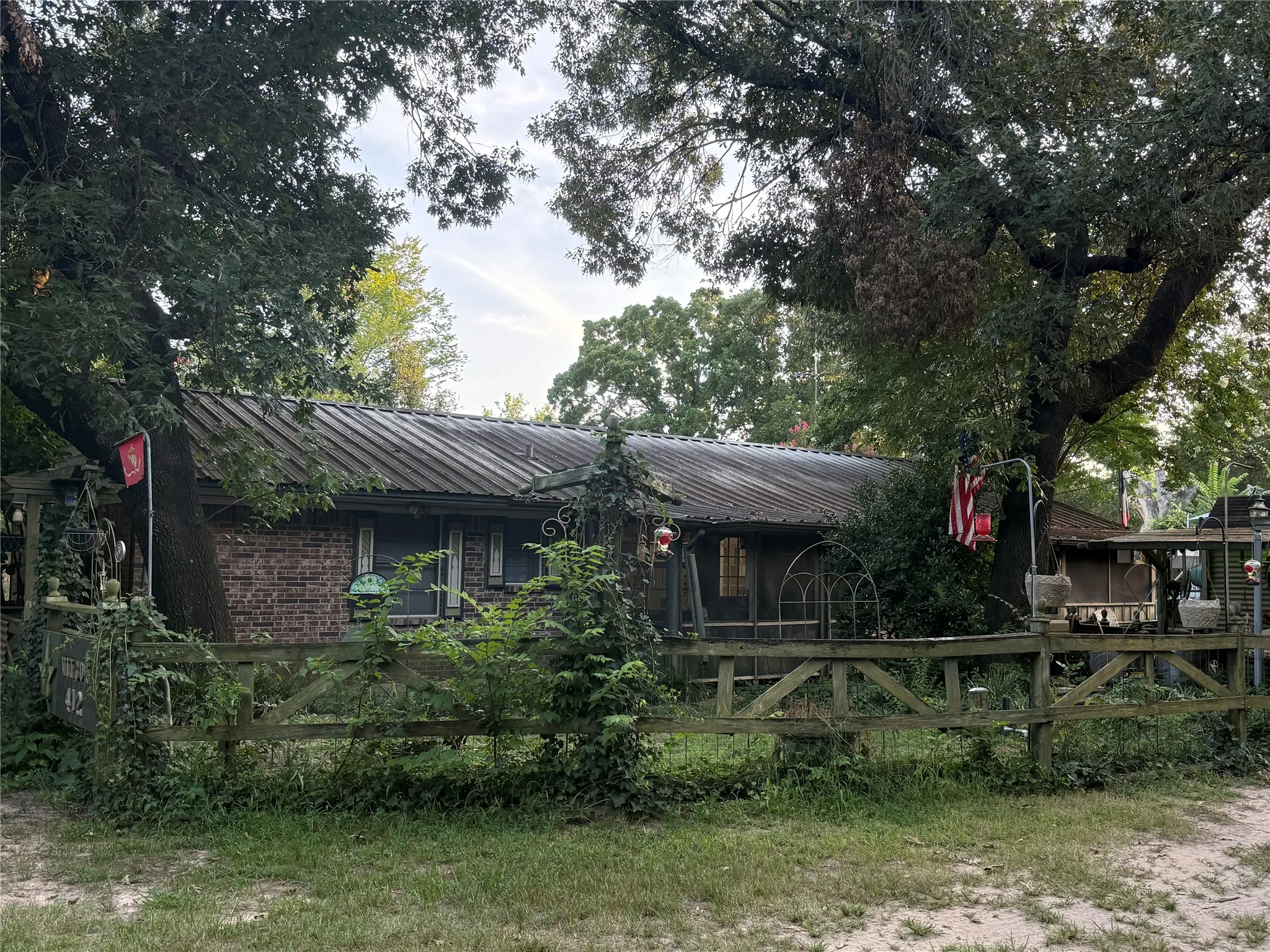 Single Family Residence For Sale in Van Zandt County , 412 S Birch, Van, Texas 75790, 3 Bedroom, 2 Bathroom, Garage spaces, 1,456 Sqft, built in 1970, Preowned, mls#21066117, Real Estate Agent in Van, Homes For Sale in Van Zandt county, Homes For Sale in Van, Realtor in Van Texas, Real Estate Brokerage Independent Realty Texas, Luminita Cordes Realtor
