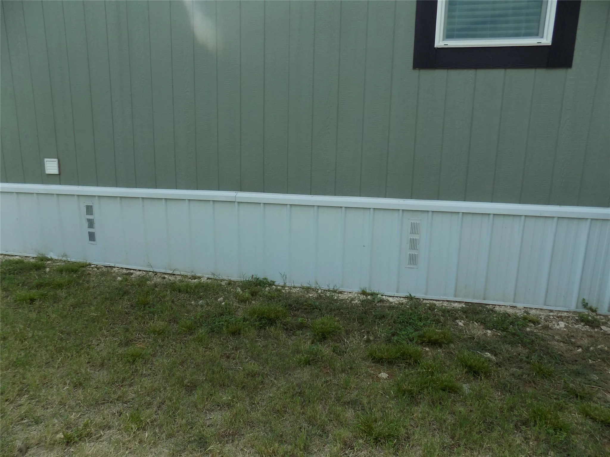 Steel vented skirting with easy under carriage access doors.