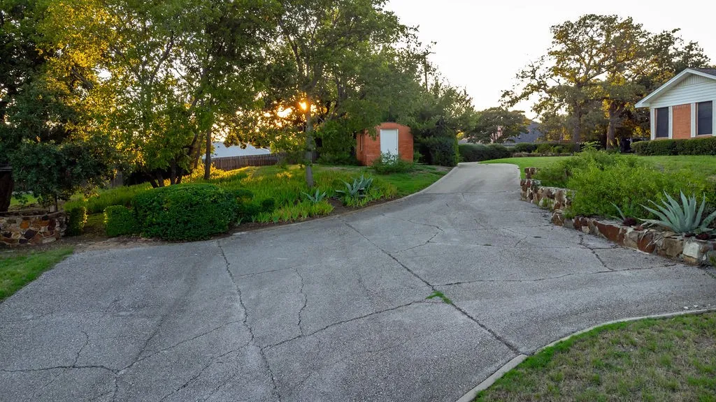 Single Family Residence For Sale in Denton County , 1604 N Haven Drive, Corinth, Texas 76210, 4 Bedroom, 4 Bathroom, 2 Garage spaces, 2,172 Sqft, built in 1959, mls#21070532, Real Estate Agent in Corinth, Homes For Sale in Denton county, Homes For Sale in Corinth, Realtor in Corinth Texas, Real Estate Brokerage Independent Realty Texas, Luminita Cordes Realtor