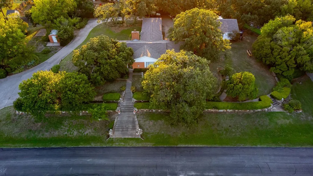 Single Family Residence For Sale in Denton County , 1604 N Haven Drive, Corinth, Texas 76210, 4 Bedroom, 4 Bathroom, 2 Garage spaces, 2,172 Sqft, built in 1959, mls#21070532, Real Estate Agent in Corinth, Homes For Sale in Denton county, Homes For Sale in Corinth, Realtor in Corinth Texas, Real Estate Brokerage Independent Realty Texas, Luminita Cordes Realtor
