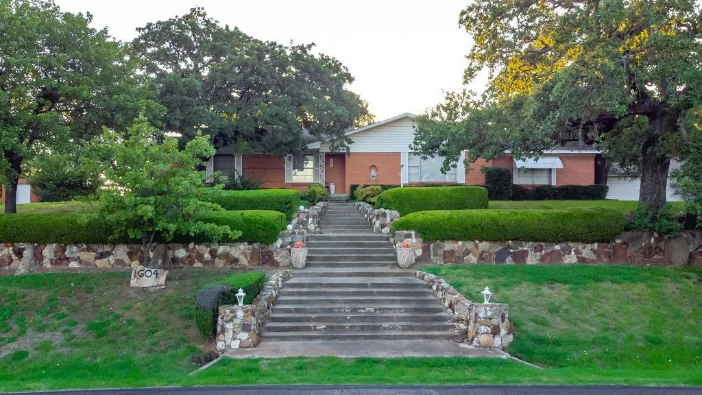Single Family Residence For Sale in Denton County , 1604 N Haven Drive, Corinth, Texas 76210, 4 Bedroom, 4 Bathroom, 2 Garage spaces, 2,172 Sqft, built in 1959, mls#21070532, Real Estate Agent in Corinth, Homes For Sale in Denton county, Homes For Sale in Corinth, Realtor in Corinth Texas, Real Estate Brokerage Independent Realty Texas, Luminita Cordes Realtor