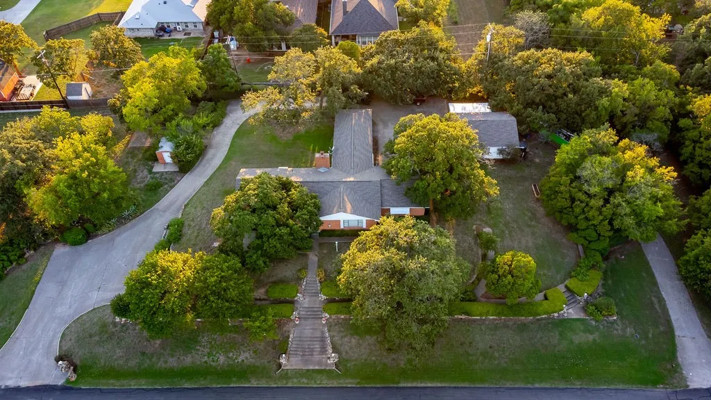 Single Family Residence For Sale in Denton County , 1604 N Haven Drive, Corinth, Texas 76210, 4 Bedroom, 4 Bathroom, 2 Garage spaces, 2,172 Sqft, built in 1959, mls#21070532, Real Estate Agent in Corinth, Homes For Sale in Denton county, Homes For Sale in Corinth, Realtor in Corinth Texas, Real Estate Brokerage Independent Realty Texas, Luminita Cordes Realtor