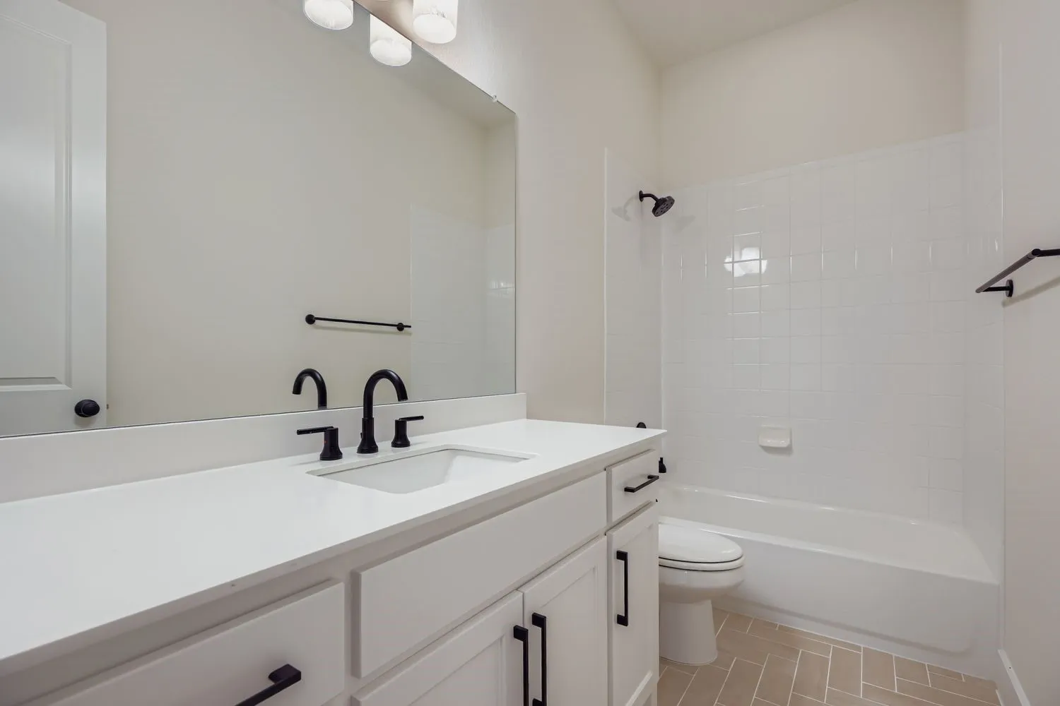 Full bath with vanity and shower / tub combination
