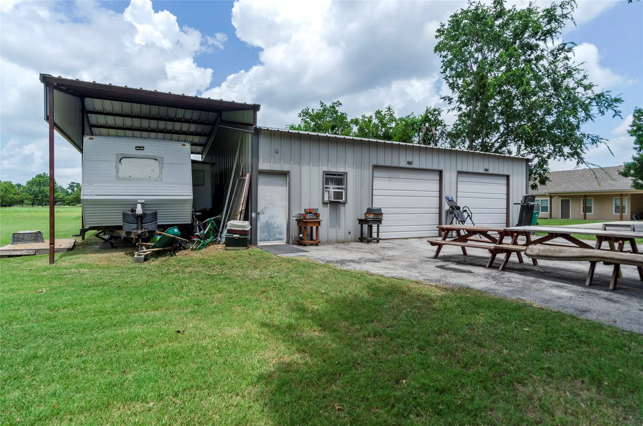Single Family Residence For Sale in Wise County , 102 N Mesquite Street, Paradise, Texas 76073, 4 Bedroom, 2 Bathroom, 2 Garage spaces, 2,004 Sqft, built in 1970, Preowned, mls#21072318, Real Estate Agent in Paradise, Homes For Sale in Wise county, Homes For Sale in Paradise, Realtor in Paradise Texas, Real Estate Brokerage Independent Realty Texas, Luminita Cordes Realtor