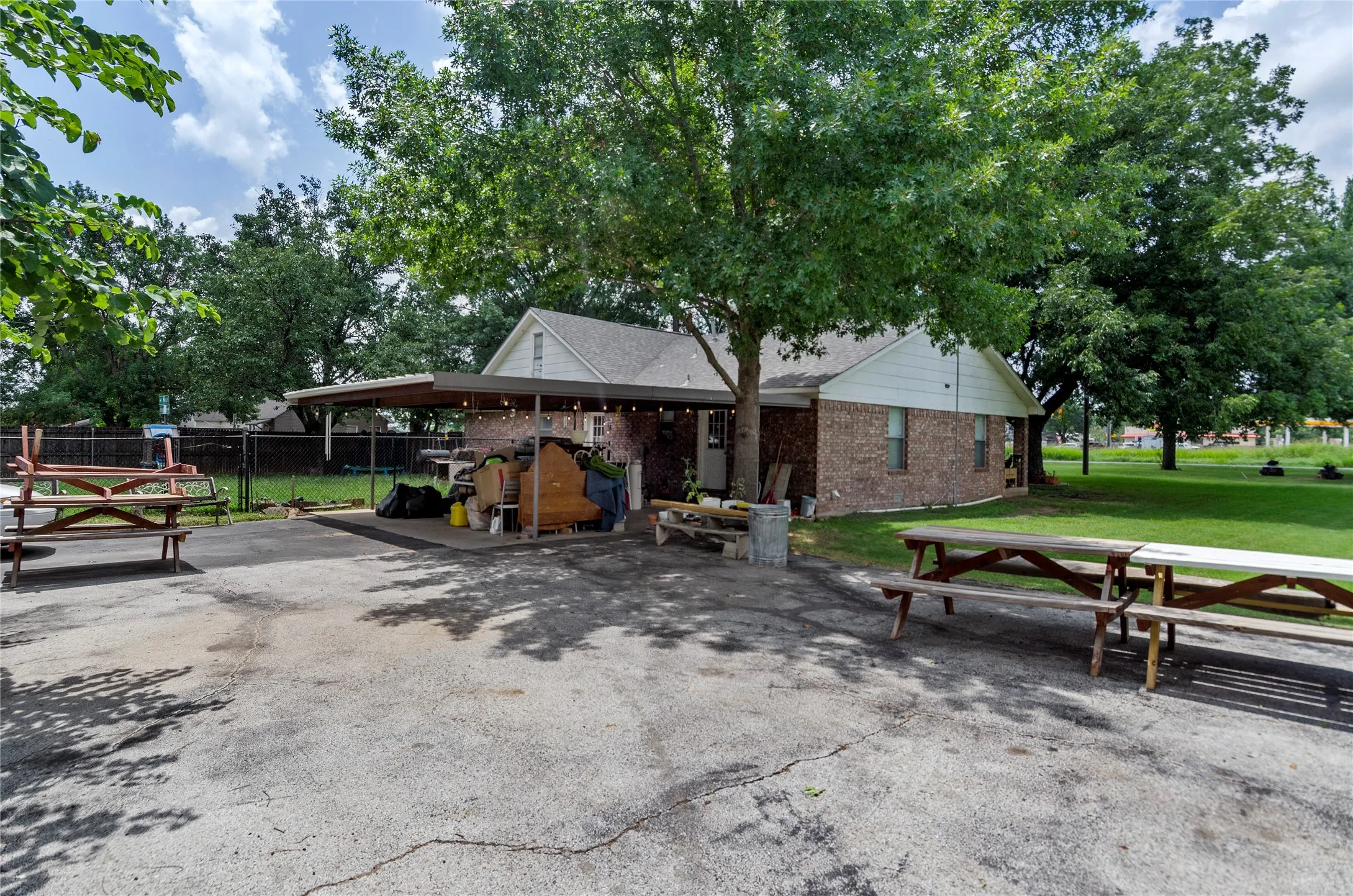 Single Family Residence For Sale in Wise County , 102 N Mesquite Street, Paradise, Texas 76073, 4 Bedroom, 2 Bathroom, 2 Garage spaces, 2,004 Sqft, built in 1970, Preowned, mls#21072318, Real Estate Agent in Paradise, Homes For Sale in Wise county, Homes For Sale in Paradise, Realtor in Paradise Texas, Real Estate Brokerage Independent Realty Texas, Luminita Cordes Realtor