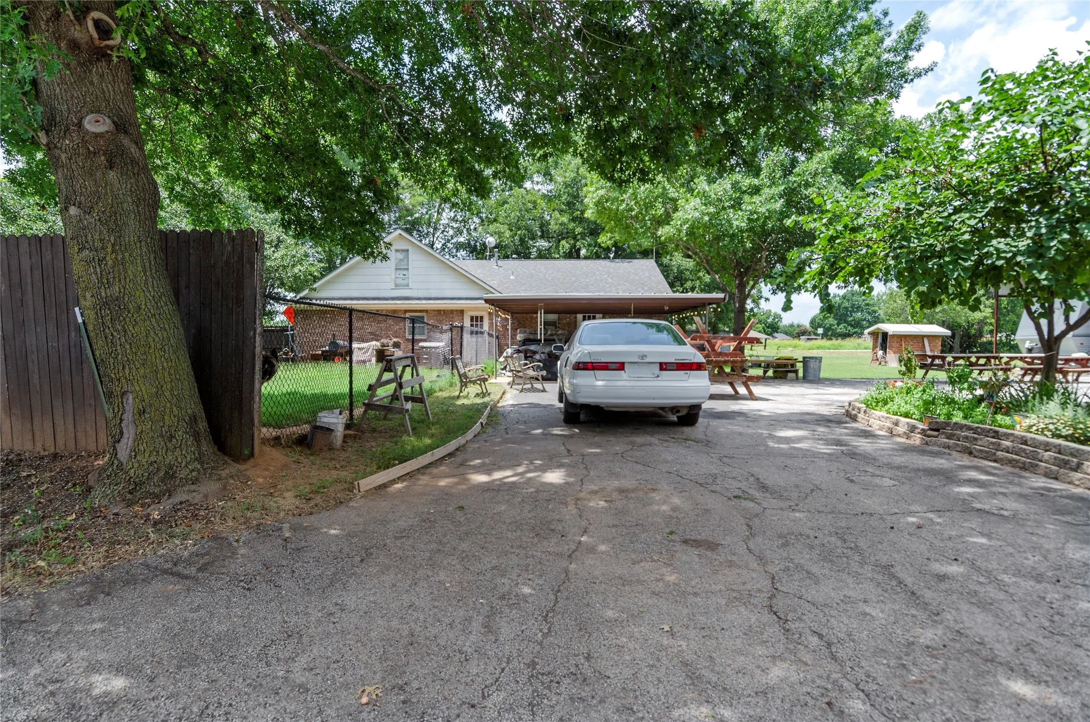 Single Family Residence For Sale in Wise County , 102 N Mesquite Street, Paradise, Texas 76073, 4 Bedroom, 2 Bathroom, 2 Garage spaces, 2,004 Sqft, built in 1970, Preowned, mls#21072318, Real Estate Agent in Paradise, Homes For Sale in Wise county, Homes For Sale in Paradise, Realtor in Paradise Texas, Real Estate Brokerage Independent Realty Texas, Luminita Cordes Realtor