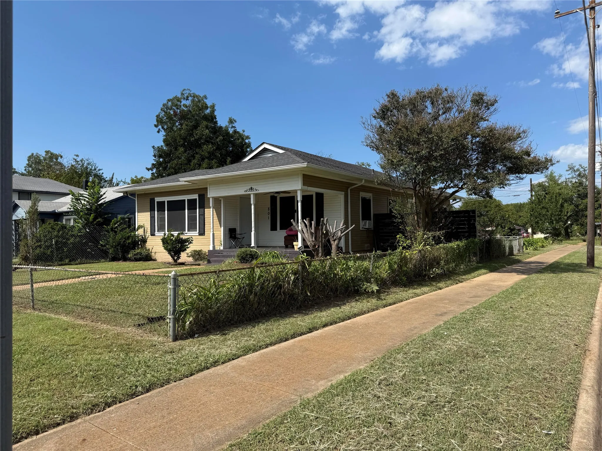 Single Family Residence For Sale in Grayson County , 801 W Walker Street, Denison, Texas 75020, 2 Bedroom, 2 Bathroom, Garage spaces, 1,458 Sqft, built in 1938, mls#21072513, Real Estate Agent in Denison, Homes For Sale in Grayson county, Homes For Sale in Denison, Realtor in Denison Texas, Real Estate Brokerage Independent Realty Texas, Luminita Cordes Realtor