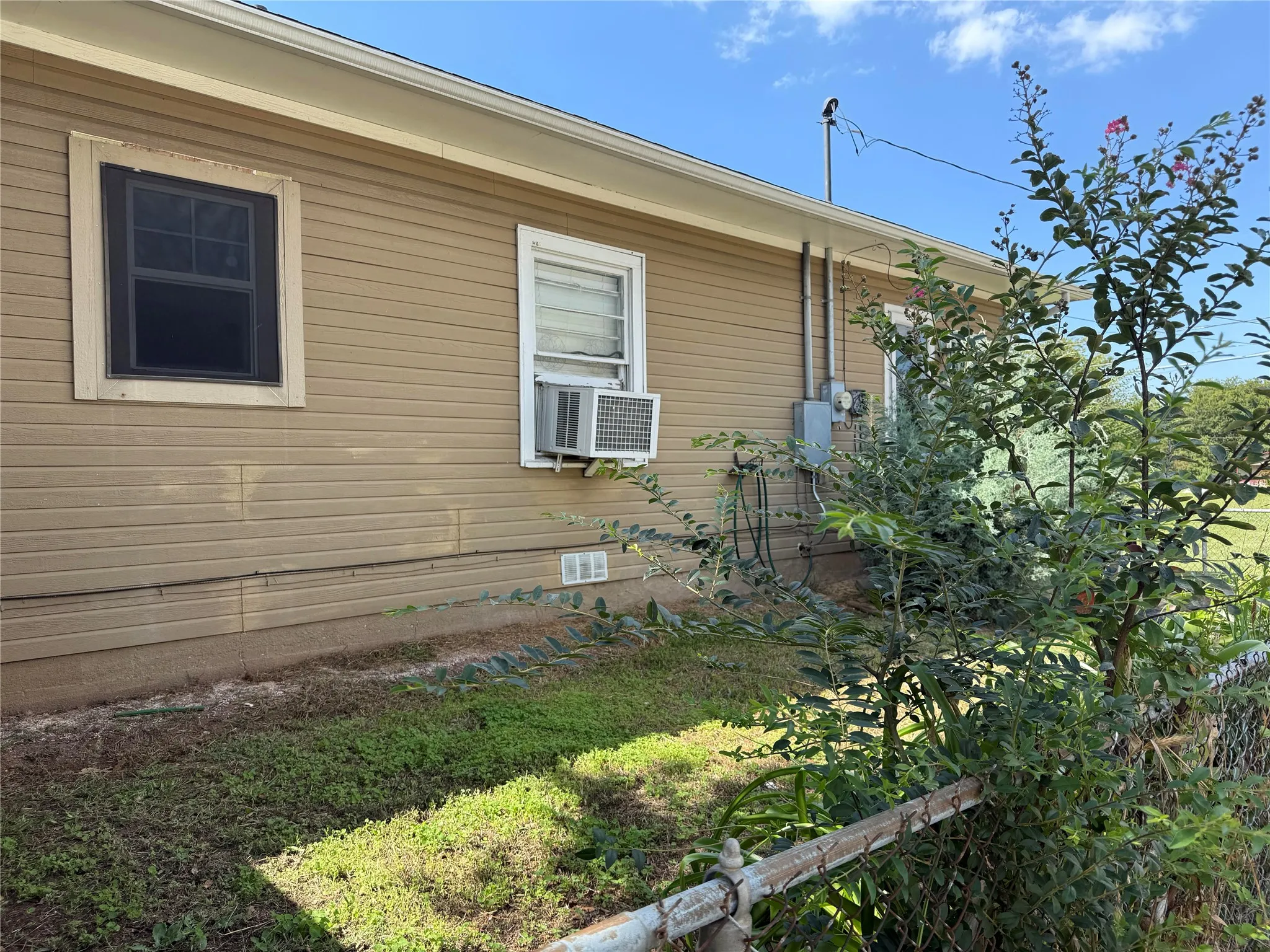 Single Family Residence For Sale in Grayson County , 801 W Walker Street, Denison, Texas 75020, 2 Bedroom, 2 Bathroom, Garage spaces, 1,458 Sqft, built in 1938, mls#21072513, Real Estate Agent in Denison, Homes For Sale in Grayson county, Homes For Sale in Denison, Realtor in Denison Texas, Real Estate Brokerage Independent Realty Texas, Luminita Cordes Realtor