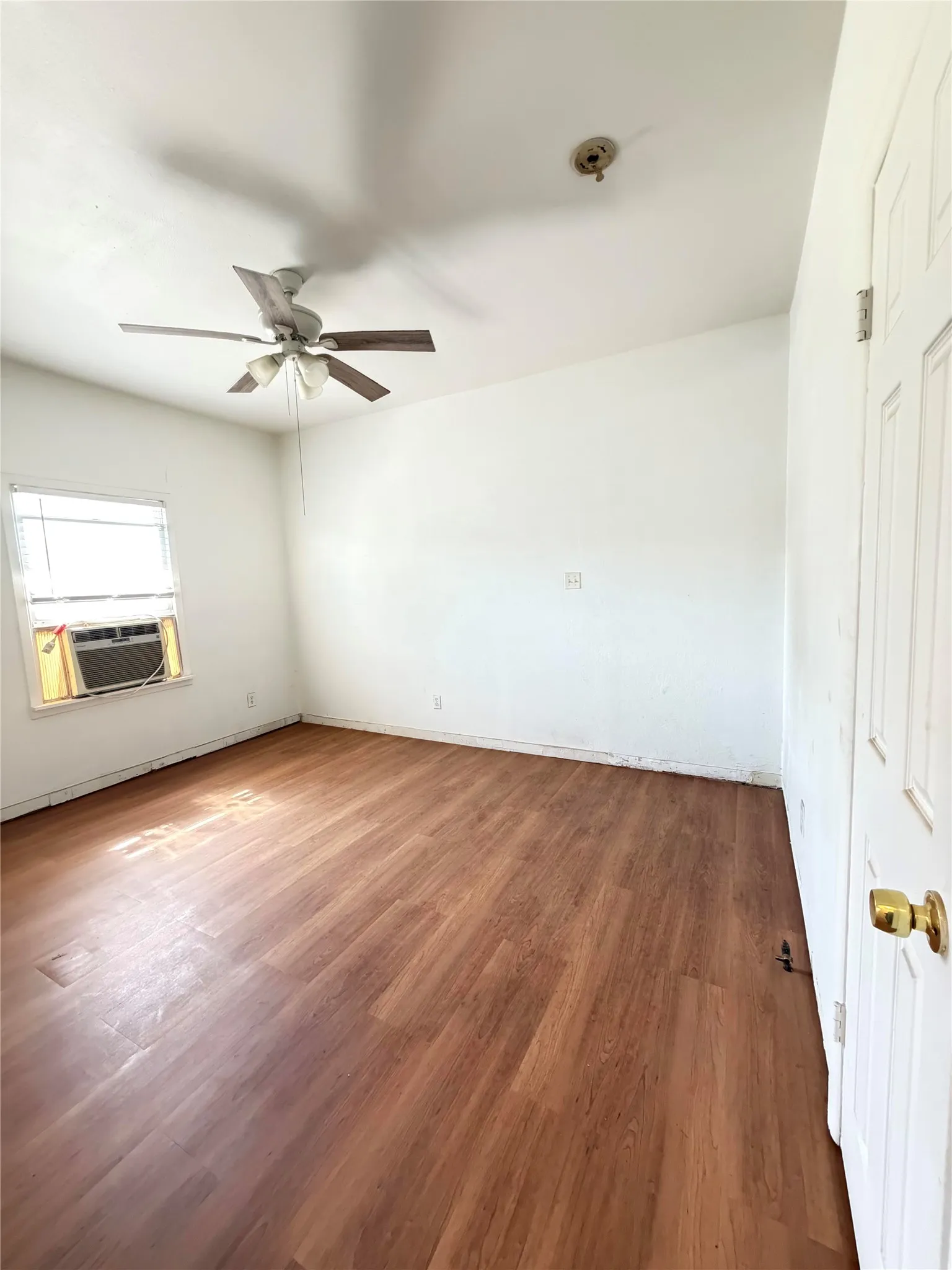 Single Family Residence For Sale in Grayson County , 801 W Walker Street, Denison, Texas 75020, 2 Bedroom, 2 Bathroom, Garage spaces, 1,458 Sqft, built in 1938, mls#21072513, Real Estate Agent in Denison, Homes For Sale in Grayson county, Homes For Sale in Denison, Realtor in Denison Texas, Real Estate Brokerage Independent Realty Texas, Luminita Cordes Realtor