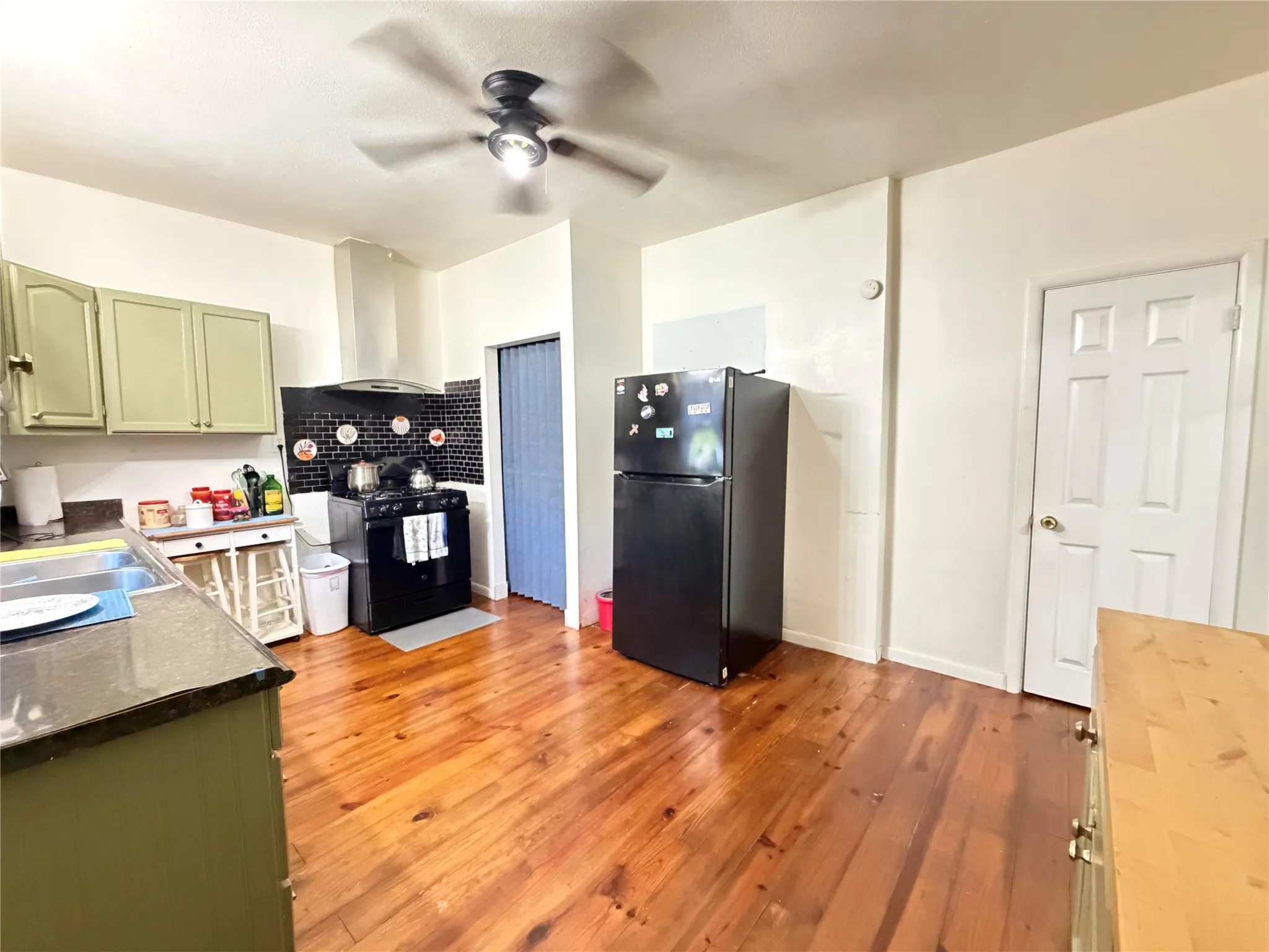 Single Family Residence For Sale in Grayson County , 801 W Walker Street, Denison, Texas 75020, 2 Bedroom, 2 Bathroom, Garage spaces, 1,458 Sqft, built in 1938, mls#21072513, Real Estate Agent in Denison, Homes For Sale in Grayson county, Homes For Sale in Denison, Realtor in Denison Texas, Real Estate Brokerage Independent Realty Texas, Luminita Cordes Realtor