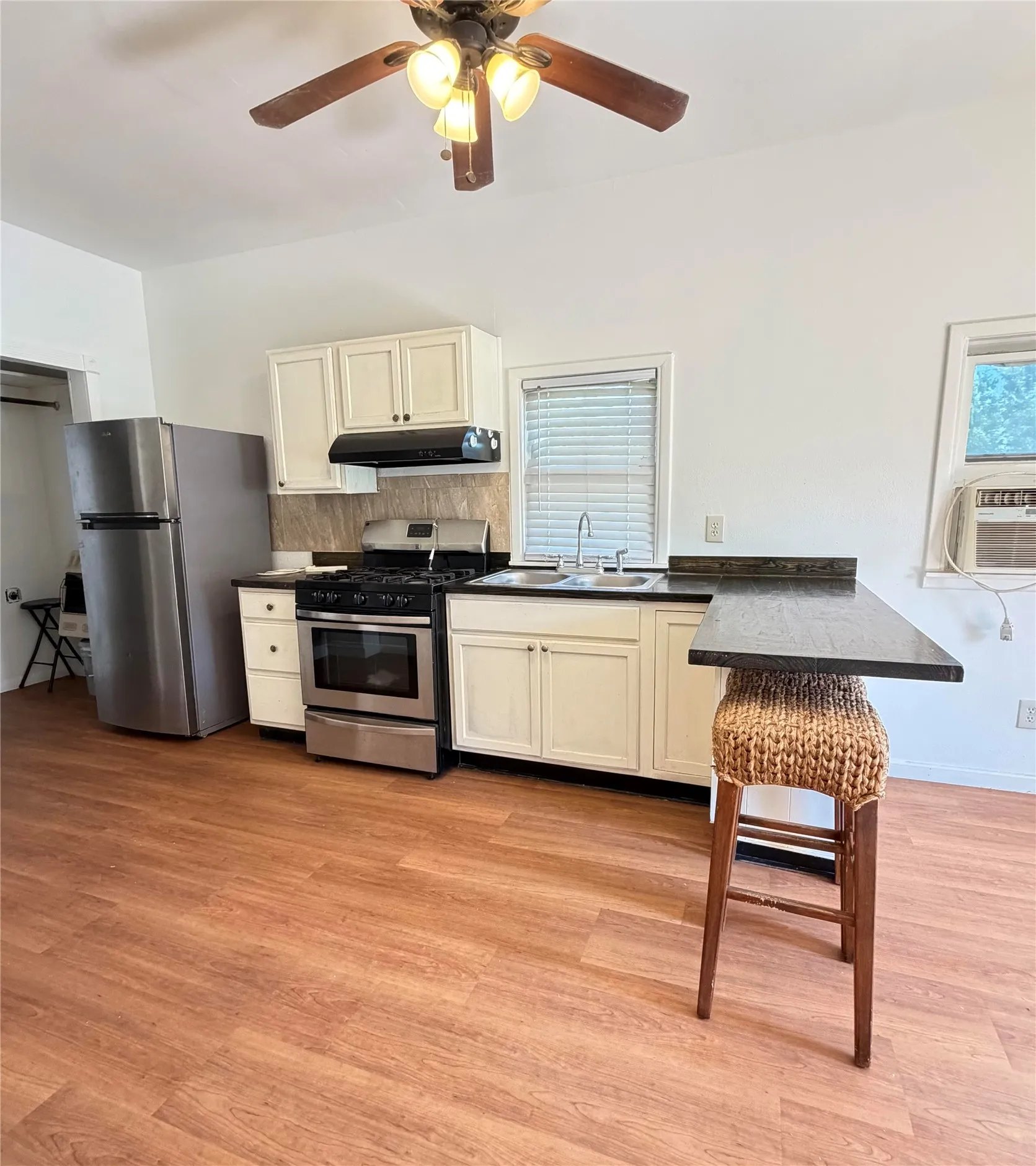 Single Family Residence For Sale in Grayson County , 801 W Walker Street, Denison, Texas 75020, 2 Bedroom, 2 Bathroom, Garage spaces, 1,458 Sqft, built in 1938, mls#21072513, Real Estate Agent in Denison, Homes For Sale in Grayson county, Homes For Sale in Denison, Realtor in Denison Texas, Real Estate Brokerage Independent Realty Texas, Luminita Cordes Realtor
