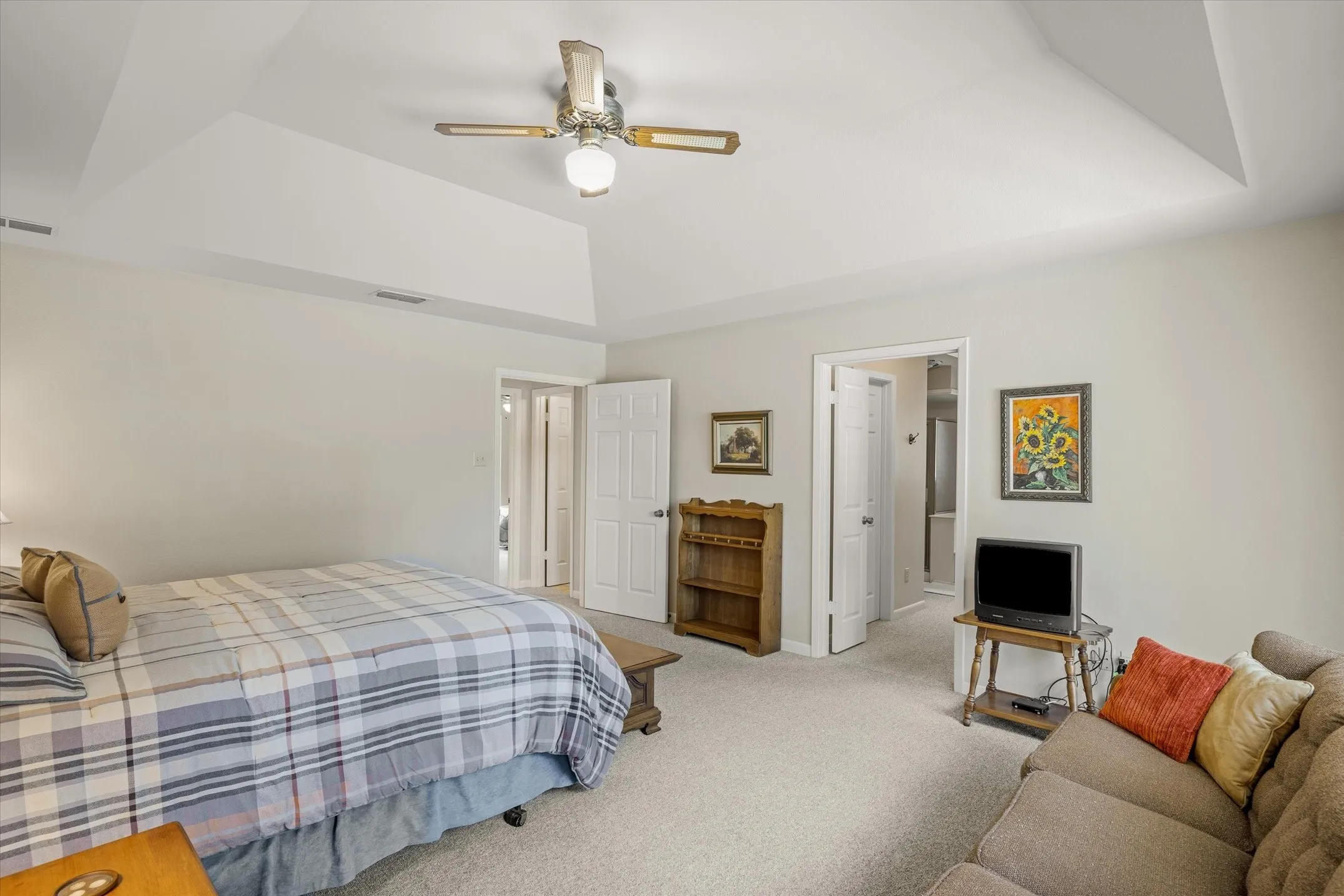 Single Family Residence For Sale in Wood County , 257 Peaceful Woods Trail, Holly Lake Ranch, Texas 75765, 3 Bedroom, 2 Bathroom, 3 Garage spaces, 1,996 Sqft, built in 1985, Preowned, mls#21063913, Real Estate Agent in Holly Lake Ranch, Homes For Sale in Wood county, Homes For Sale in Holly Lake Ranch, Realtor in Holly Lake Ranch Texas, Real Estate Brokerage Independent Realty Texas, Luminita Cordes Realtor