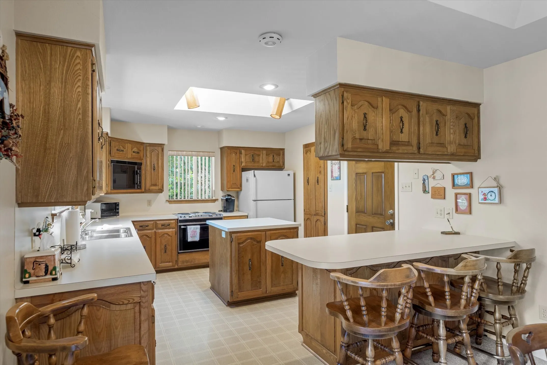 Single Family Residence For Sale in Wood County , 257 Peaceful Woods Trail, Holly Lake Ranch, Texas 75765, 3 Bedroom, 2 Bathroom, 3 Garage spaces, 1,996 Sqft, built in 1985, Preowned, mls#21063913, Real Estate Agent in Holly Lake Ranch, Homes For Sale in Wood county, Homes For Sale in Holly Lake Ranch, Realtor in Holly Lake Ranch Texas, Real Estate Brokerage Independent Realty Texas, Luminita Cordes Realtor