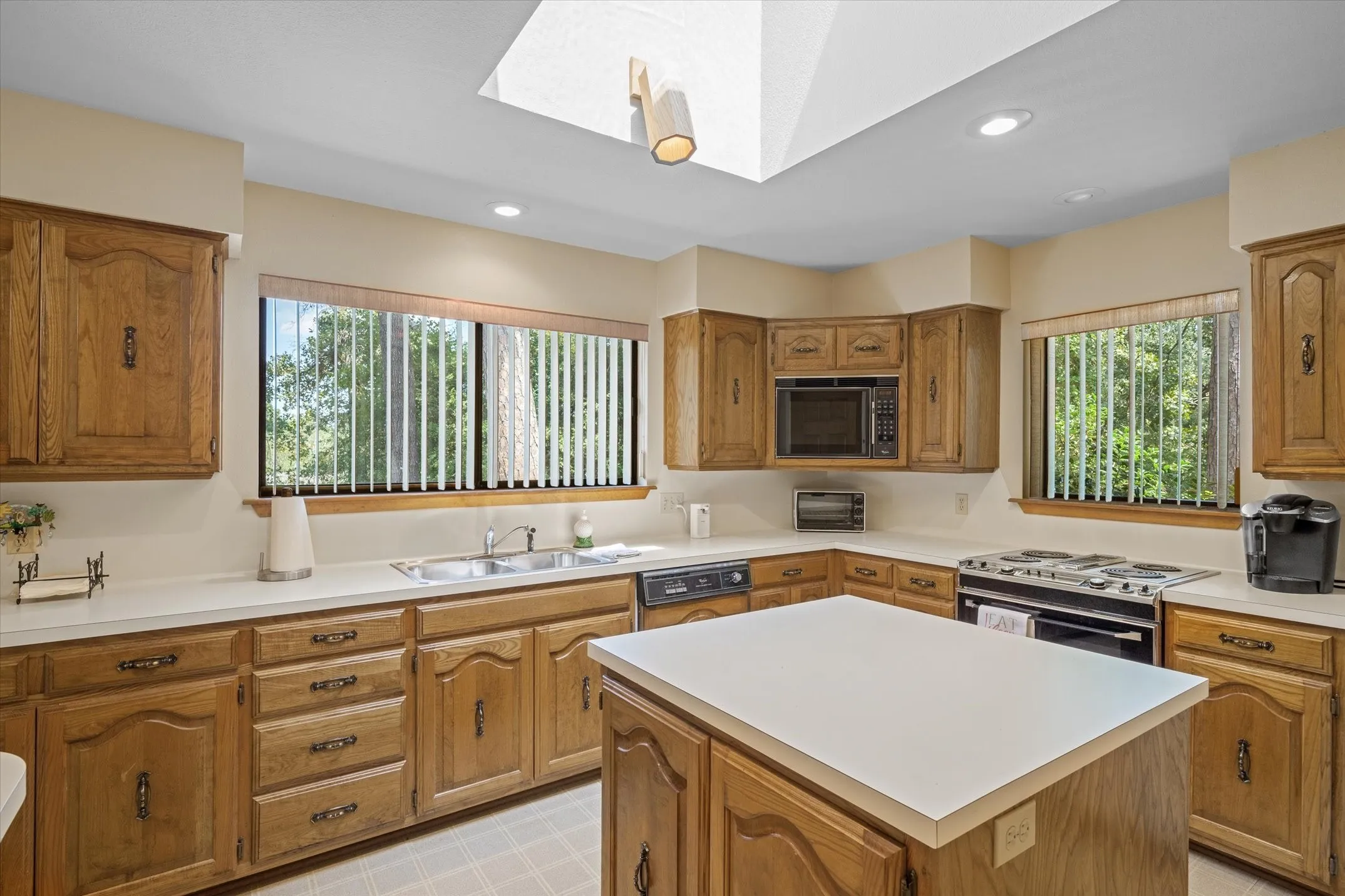 Single Family Residence For Sale in Wood County , 257 Peaceful Woods Trail, Holly Lake Ranch, Texas 75765, 3 Bedroom, 2 Bathroom, 3 Garage spaces, 1,996 Sqft, built in 1985, Preowned, mls#21063913, Real Estate Agent in Holly Lake Ranch, Homes For Sale in Wood county, Homes For Sale in Holly Lake Ranch, Realtor in Holly Lake Ranch Texas, Real Estate Brokerage Independent Realty Texas, Luminita Cordes Realtor
