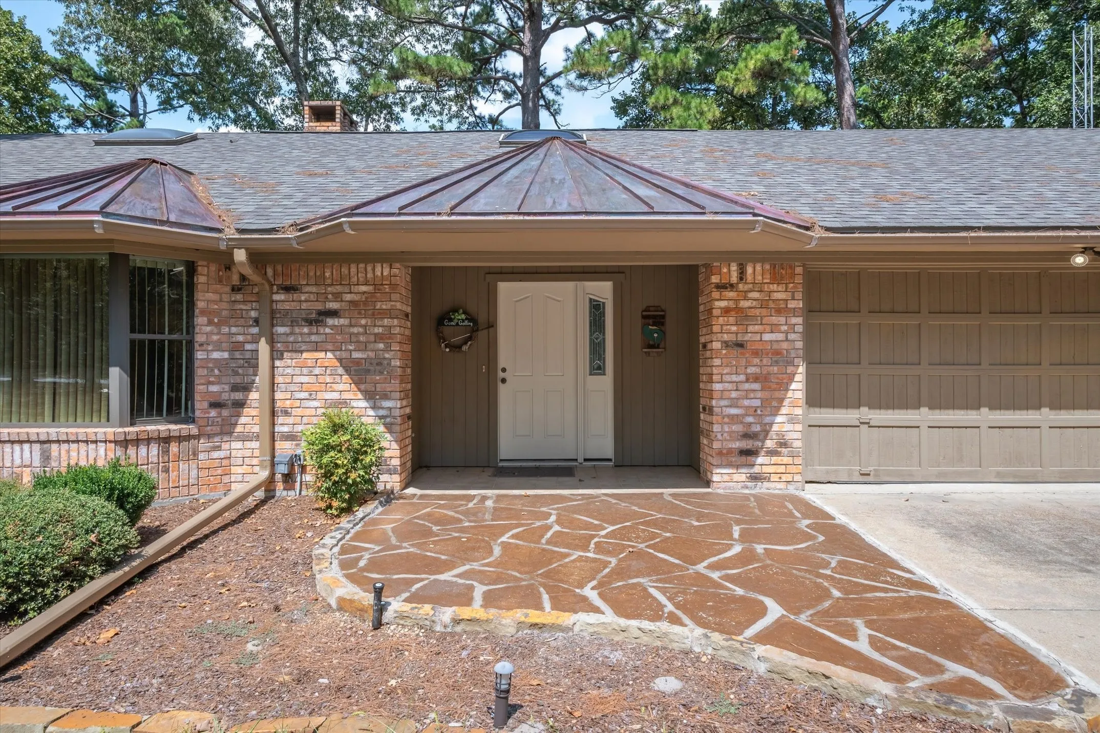 Single Family Residence For Sale in Wood County , 257 Peaceful Woods Trail, Holly Lake Ranch, Texas 75765, 3 Bedroom, 2 Bathroom, 3 Garage spaces, 1,996 Sqft, built in 1985, Preowned, mls#21063913, Real Estate Agent in Holly Lake Ranch, Homes For Sale in Wood county, Homes For Sale in Holly Lake Ranch, Realtor in Holly Lake Ranch Texas, Real Estate Brokerage Independent Realty Texas, Luminita Cordes Realtor