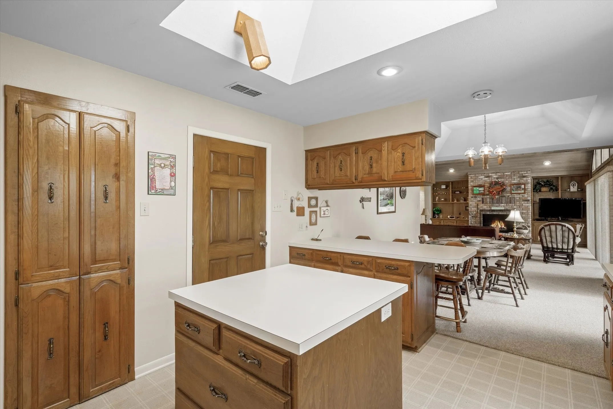 Single Family Residence For Sale in Wood County , 257 Peaceful Woods Trail, Holly Lake Ranch, Texas 75765, 3 Bedroom, 2 Bathroom, 3 Garage spaces, 1,996 Sqft, built in 1985, Preowned, mls#21063913, Real Estate Agent in Holly Lake Ranch, Homes For Sale in Wood county, Homes For Sale in Holly Lake Ranch, Realtor in Holly Lake Ranch Texas, Real Estate Brokerage Independent Realty Texas, Luminita Cordes Realtor