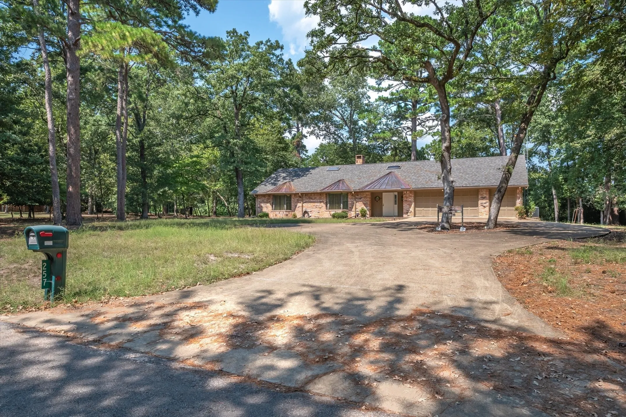 Single Family Residence For Sale in Wood County , 257 Peaceful Woods Trail, Holly Lake Ranch, Texas 75765, 3 Bedroom, 2 Bathroom, 3 Garage spaces, 1,996 Sqft, built in 1985, Preowned, mls#21063913, Real Estate Agent in Holly Lake Ranch, Homes For Sale in Wood county, Homes For Sale in Holly Lake Ranch, Realtor in Holly Lake Ranch Texas, Real Estate Brokerage Independent Realty Texas, Luminita Cordes Realtor